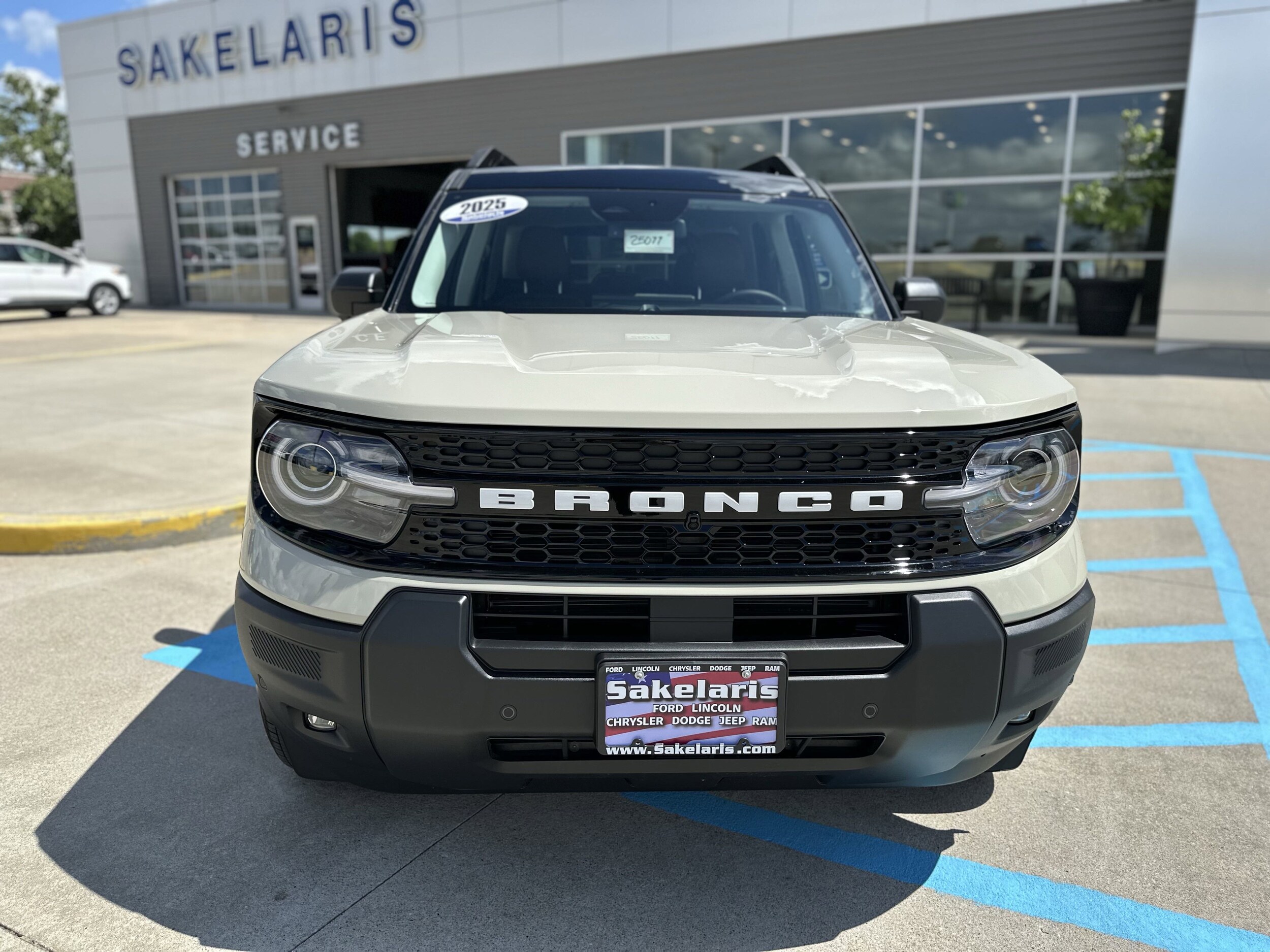 2025 Ford Bronco Sport Outer Banks photo 2