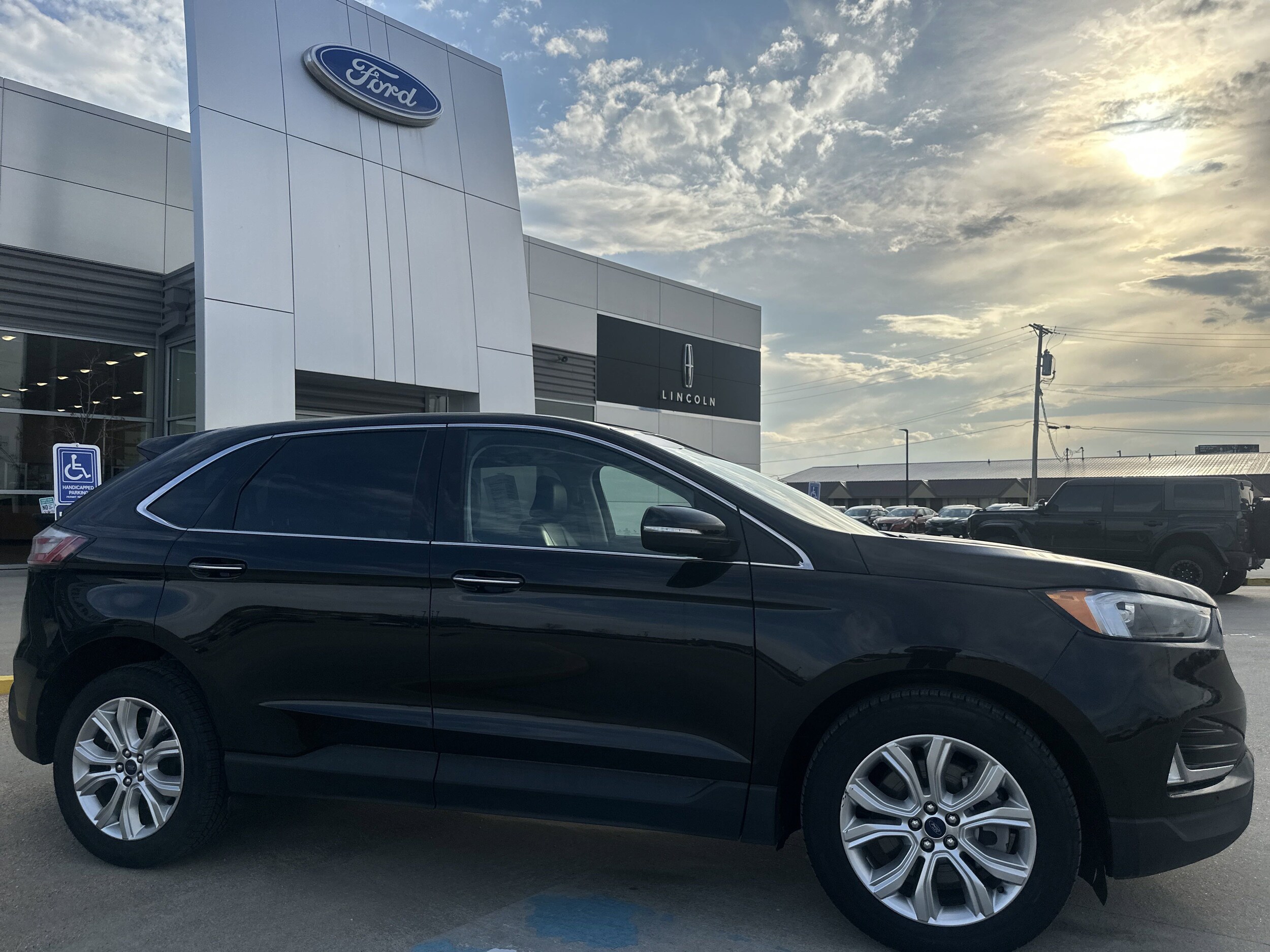 2022 Ford Edge Titanium photo 2