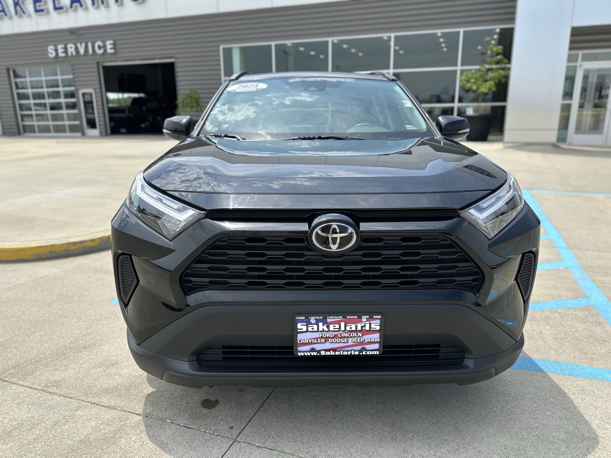 2023 Toyota RAV4 XLE photo 2