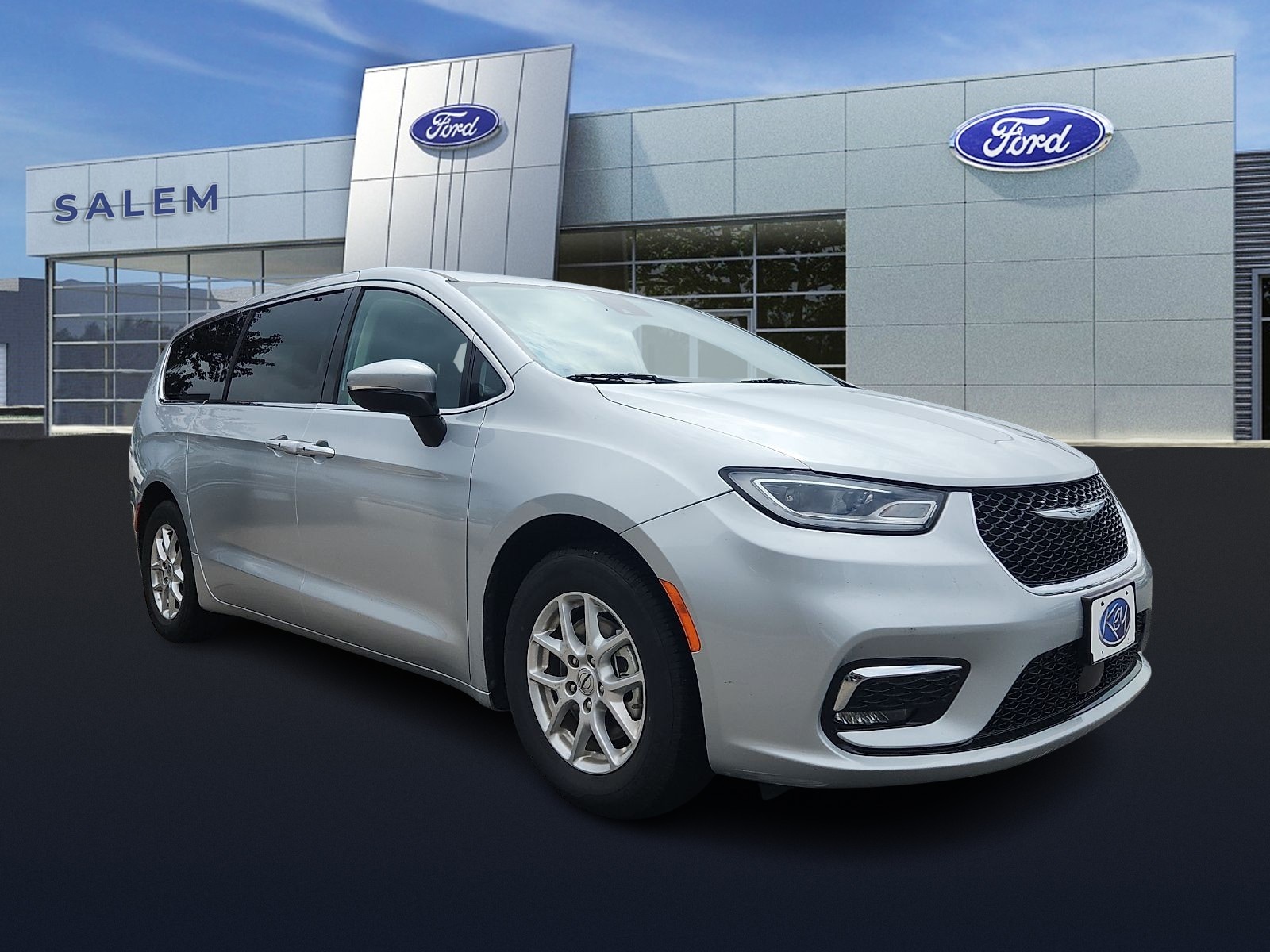 2023 Chrysler Pacifica Touring L's photo