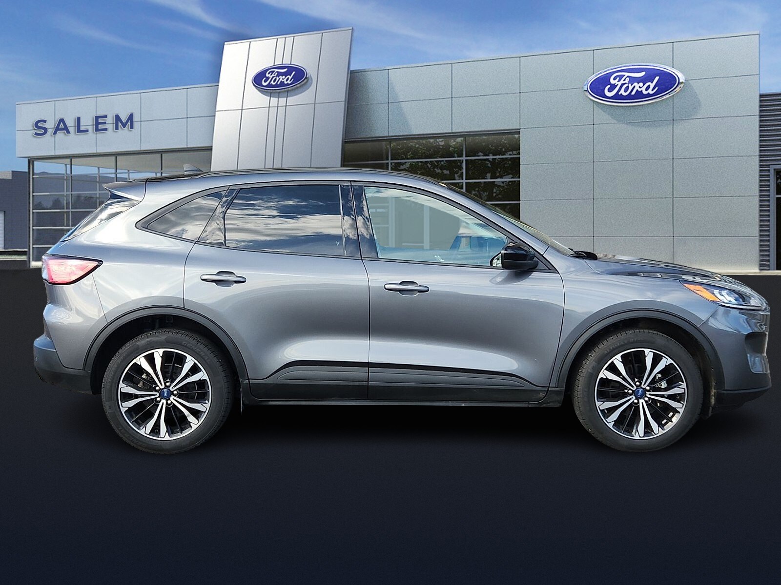 2022 Ford Escape SEL Sport photo 2