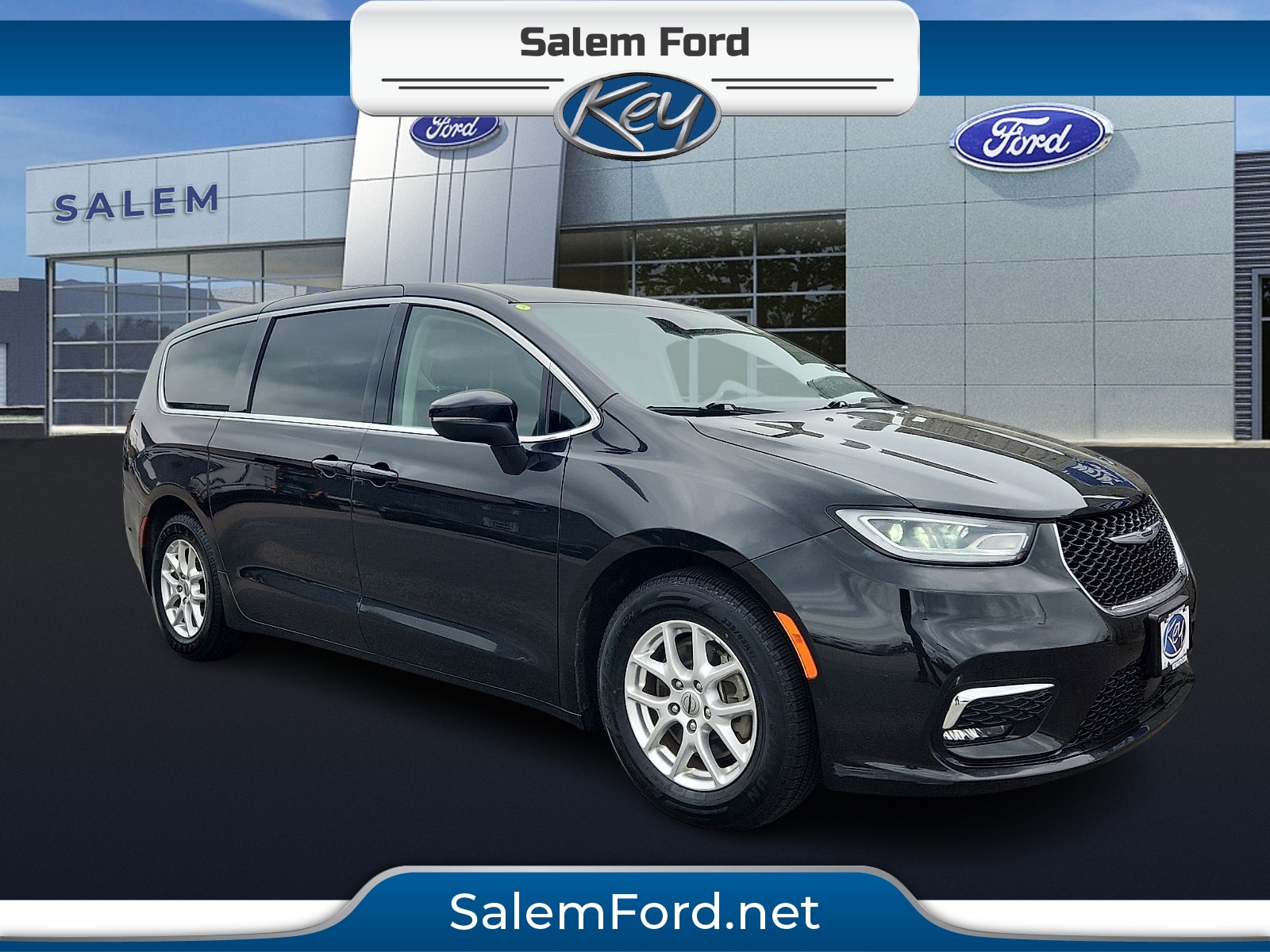 2023 Chrysler Pacifica Touring L's photo