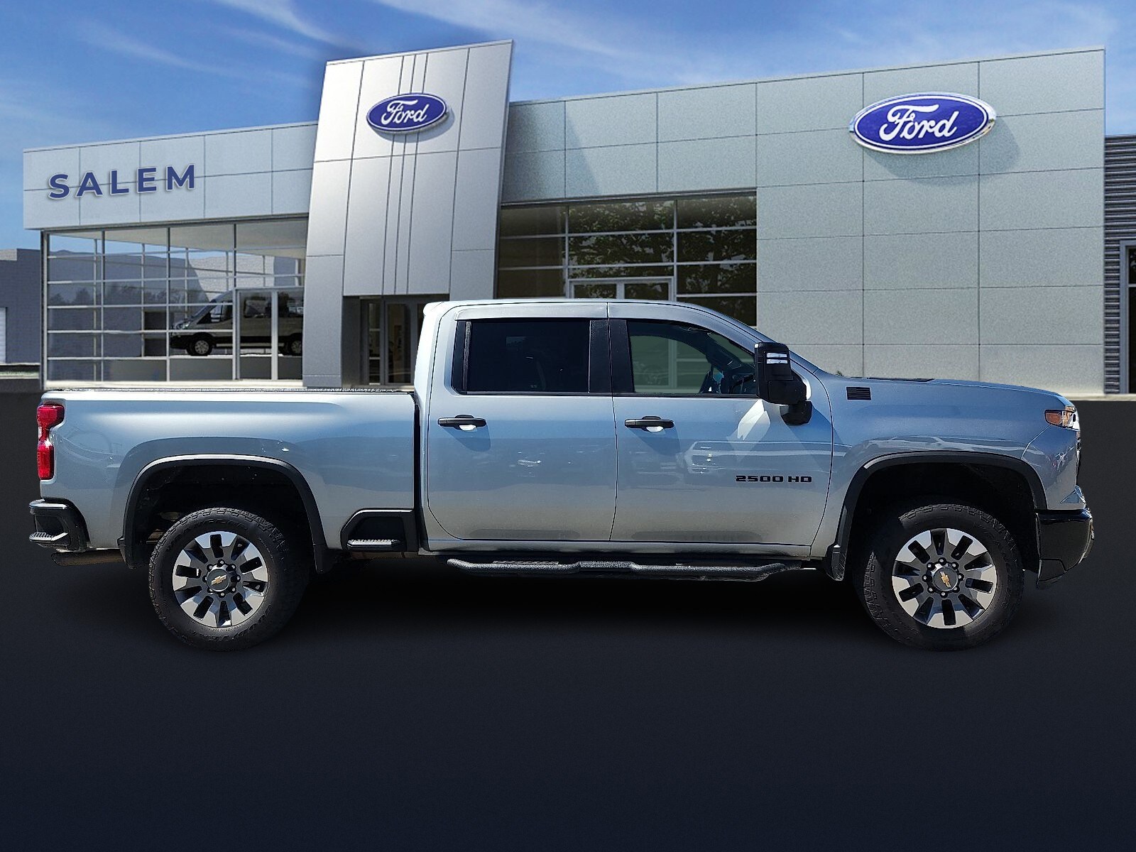 2024 Chevrolet Silverado 2500HD Custom photo 2