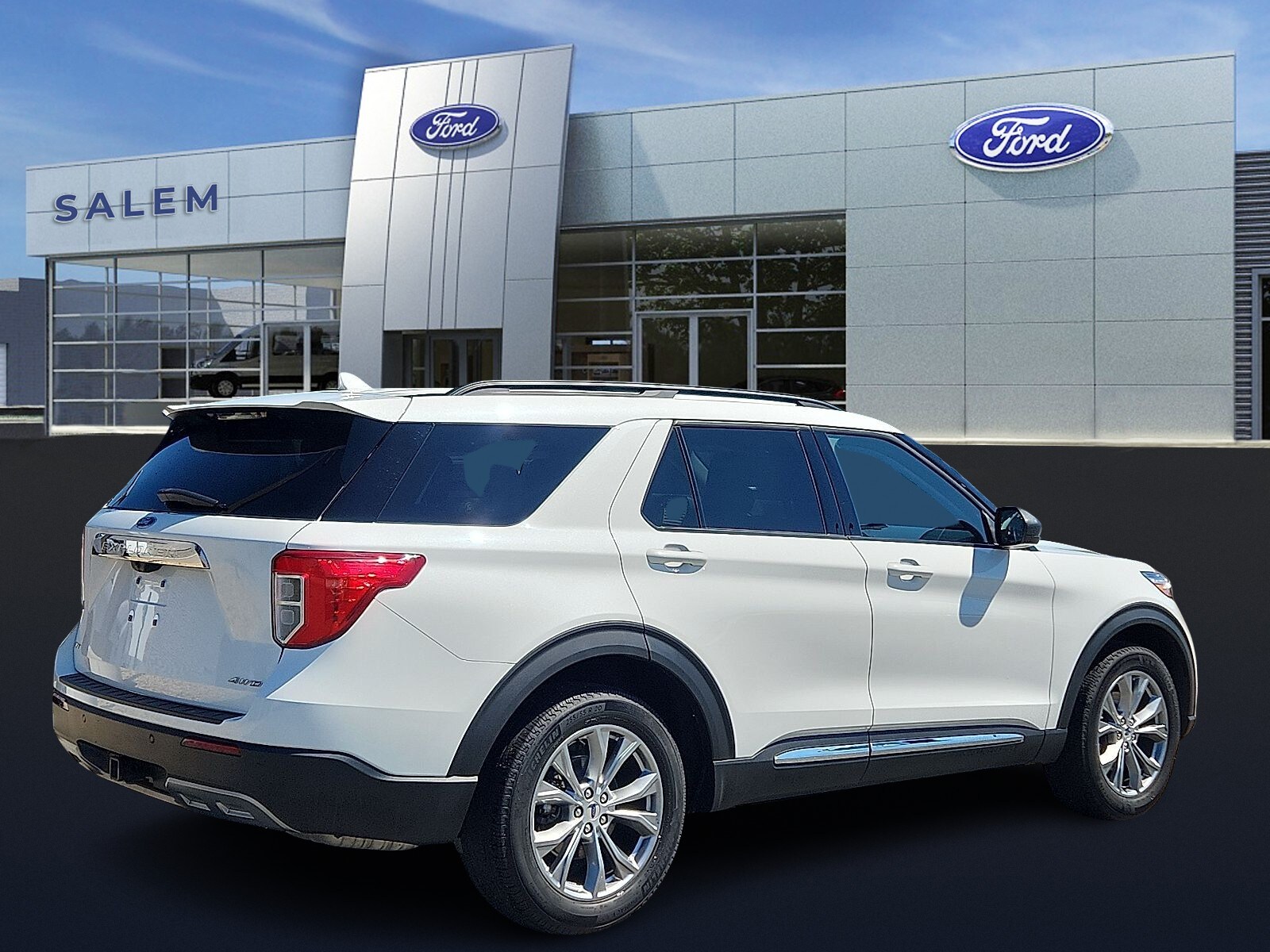 2022 Ford Explorer XLT Sport photo 2