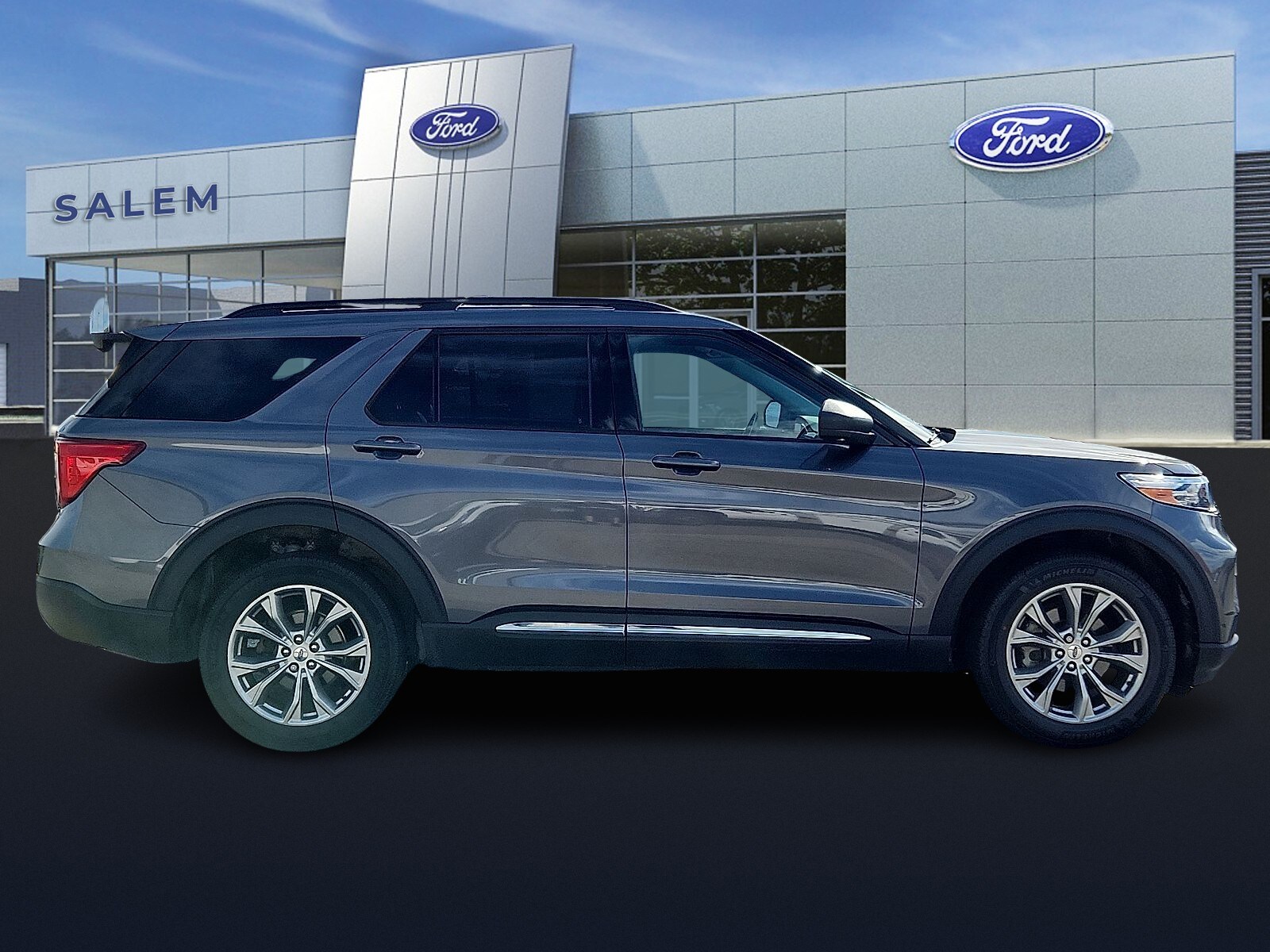2022 Ford Explorer XLT Sport photo 2