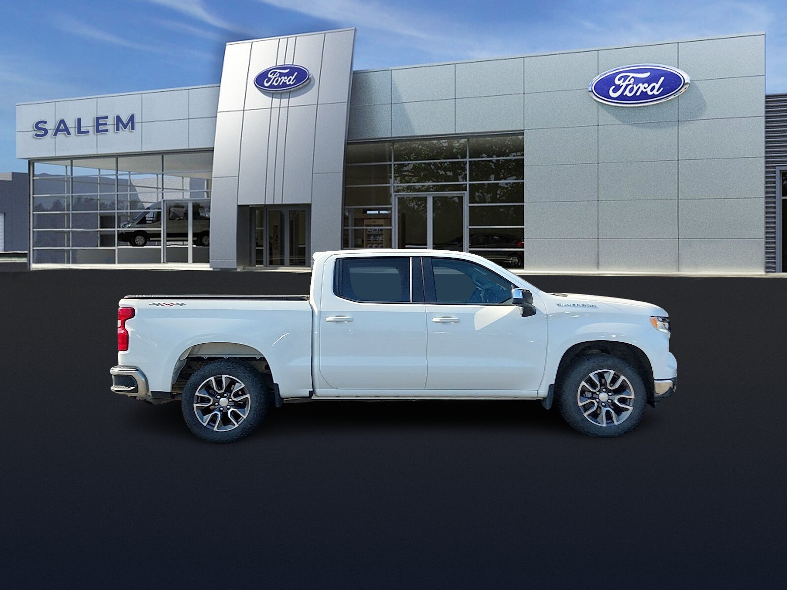 2022 Chevrolet Silverado 1500 LT photo 2