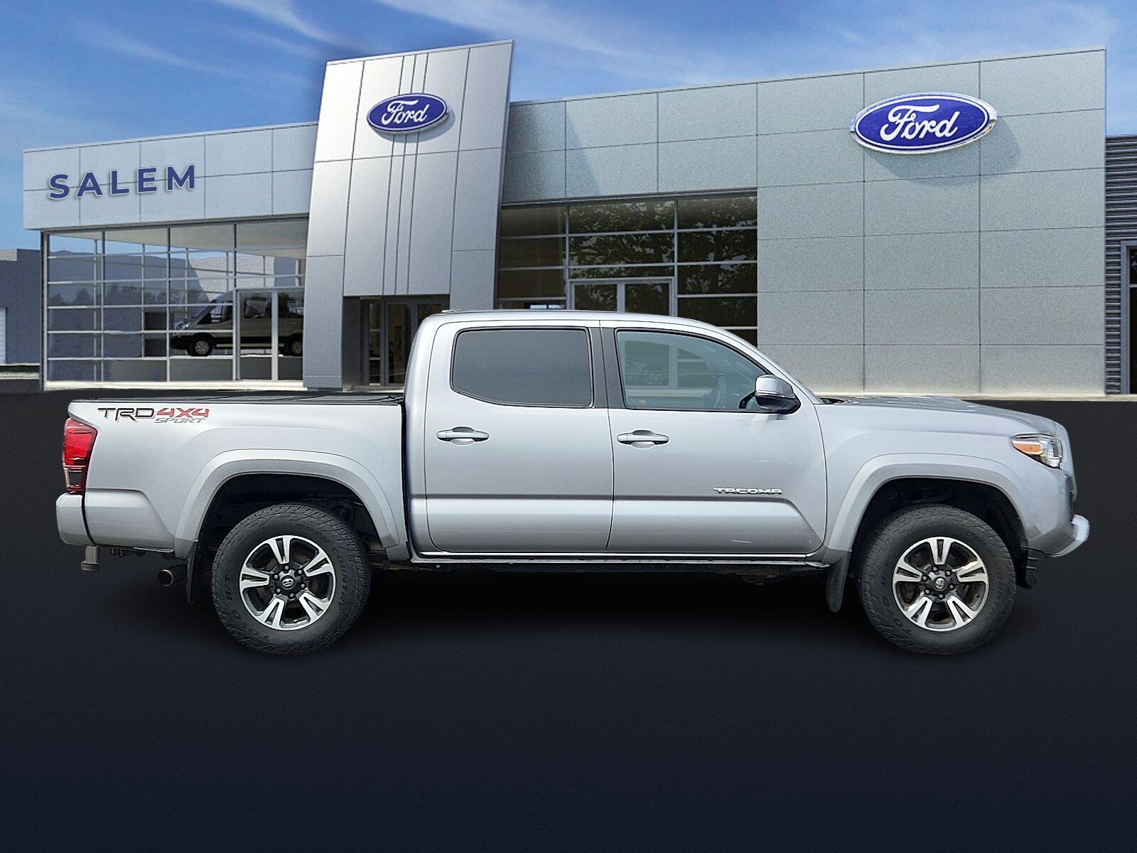 2019 Toyota Tacoma TRD Sport Double Cab photo 2