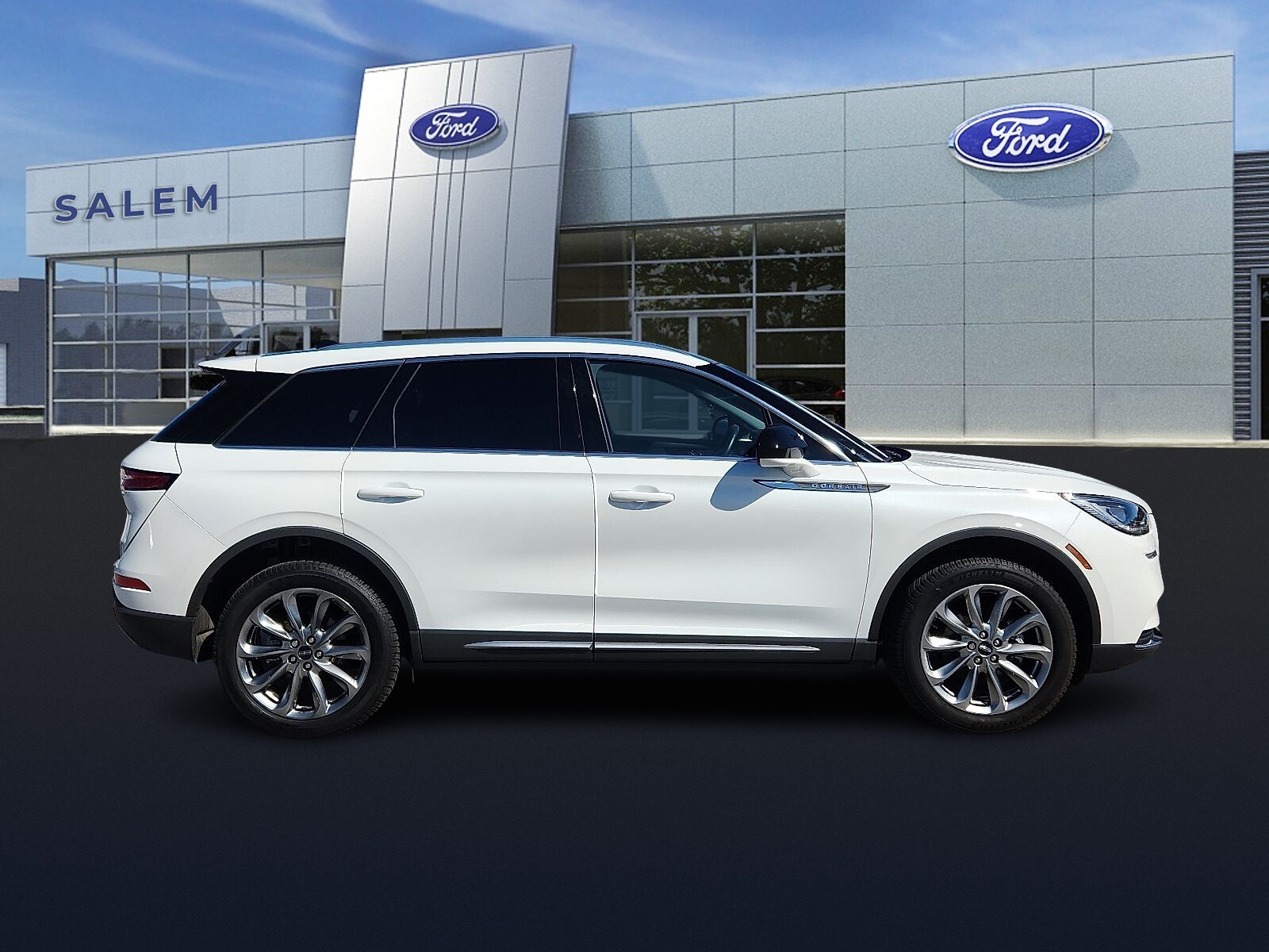 2022 Lincoln Corsair Standard photo 2