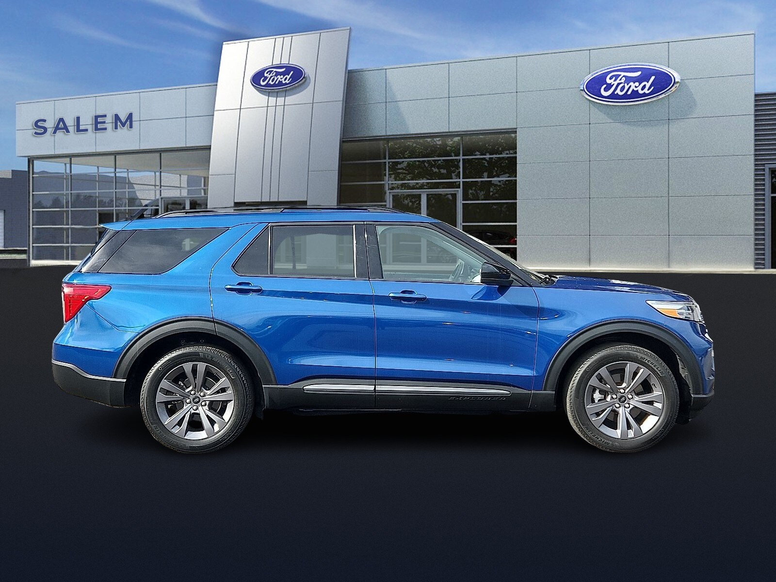 2022 Ford Explorer XLT Sport photo 2