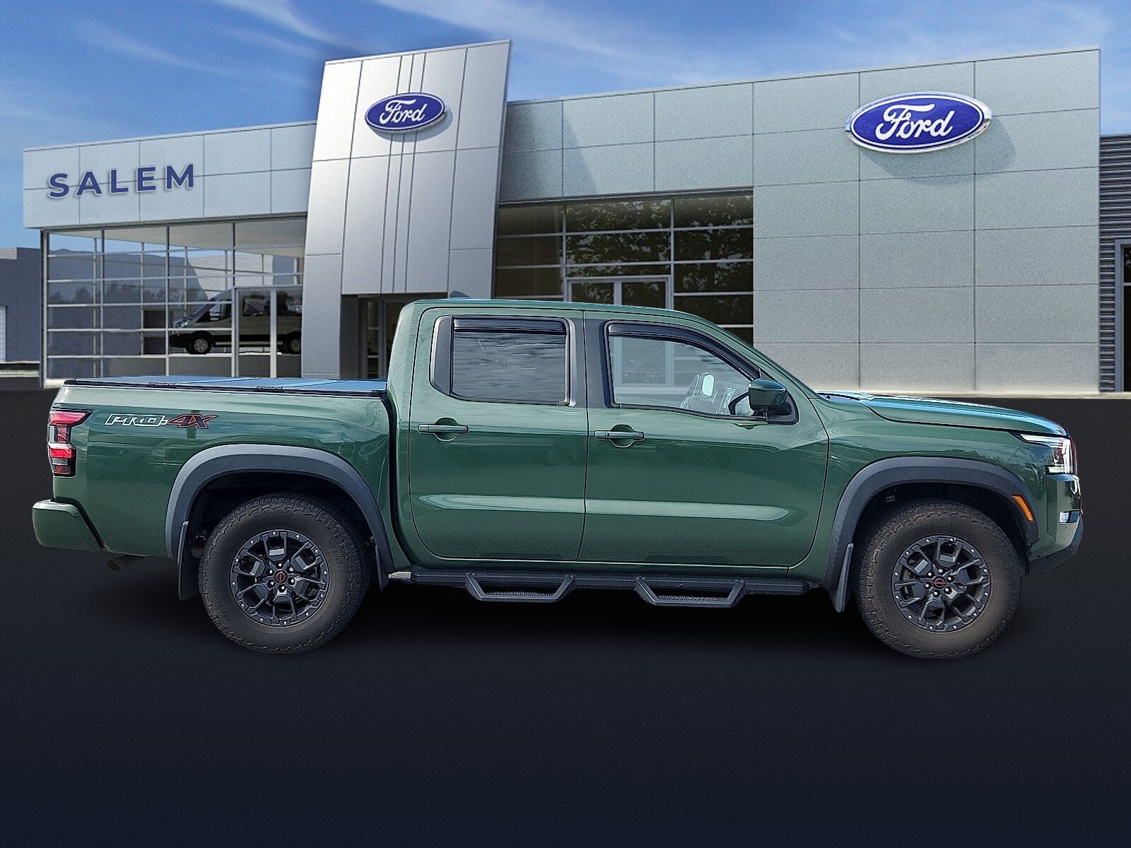 2022 Nissan Frontier Crew Cab PRO-4X photo 2