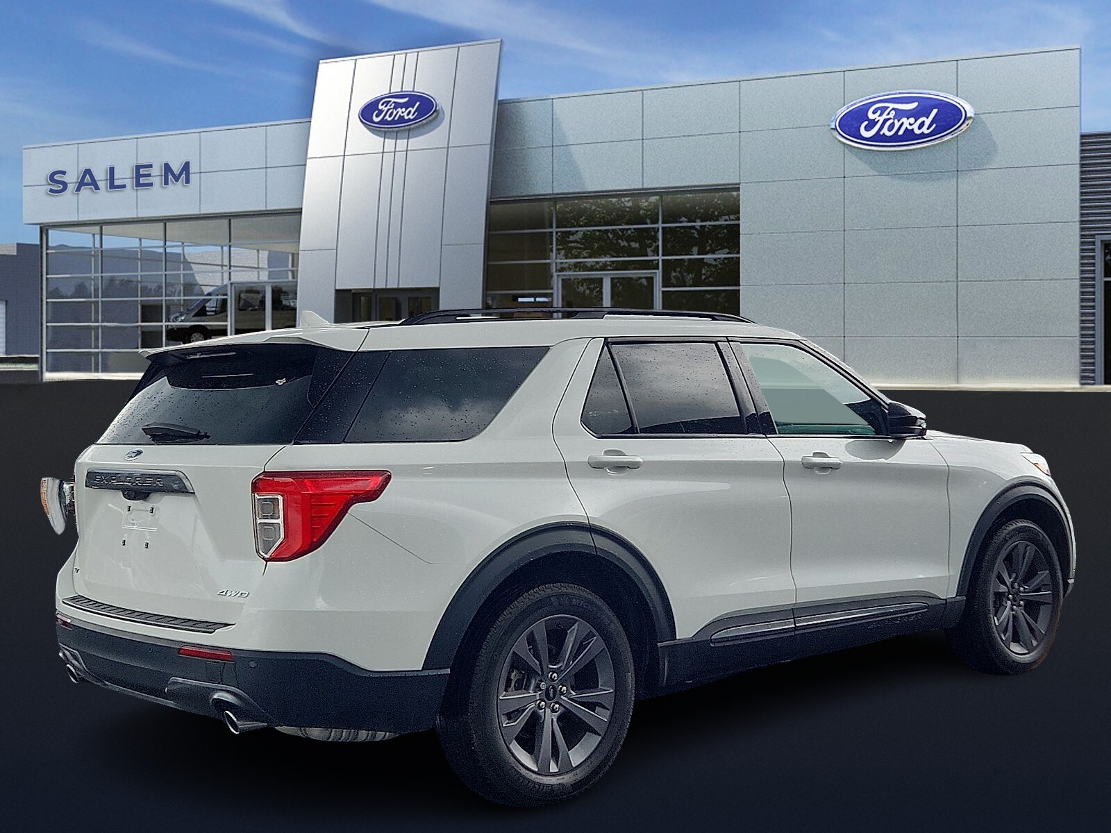 2023 Ford Explorer XLT Sport photo 2
