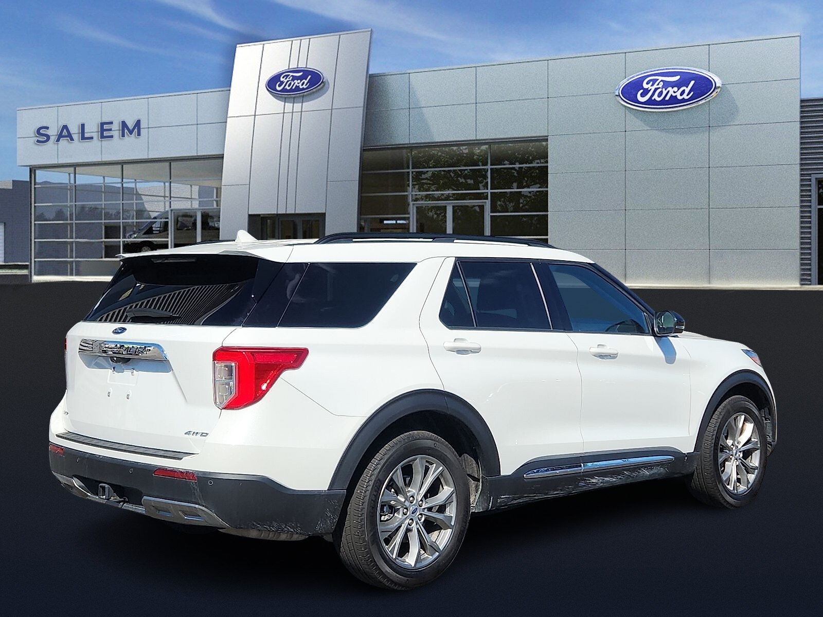 2023 Ford Explorer XLT Sport photo 2