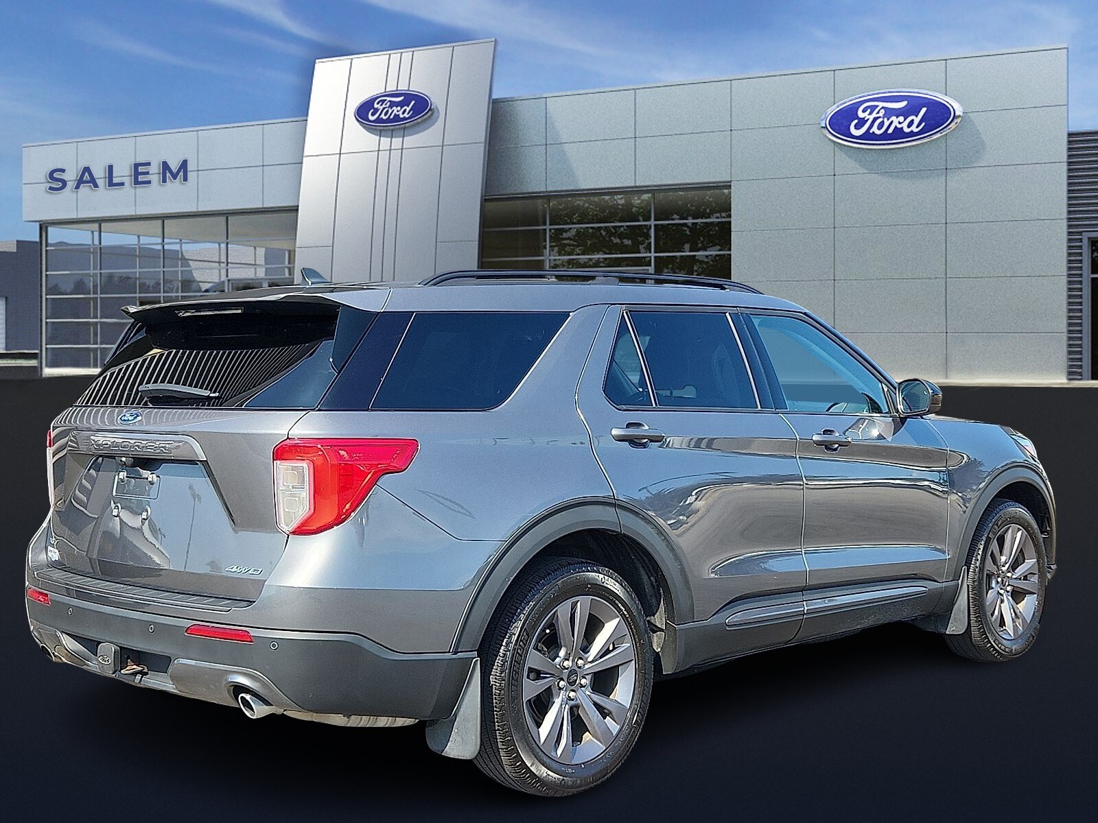 2022 Ford Explorer XLT Sport photo 2