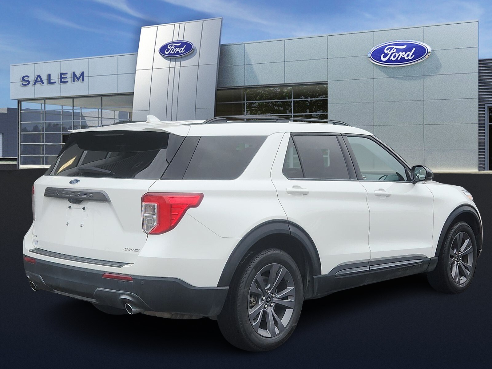 2023 Ford Explorer XLT Sport photo 2