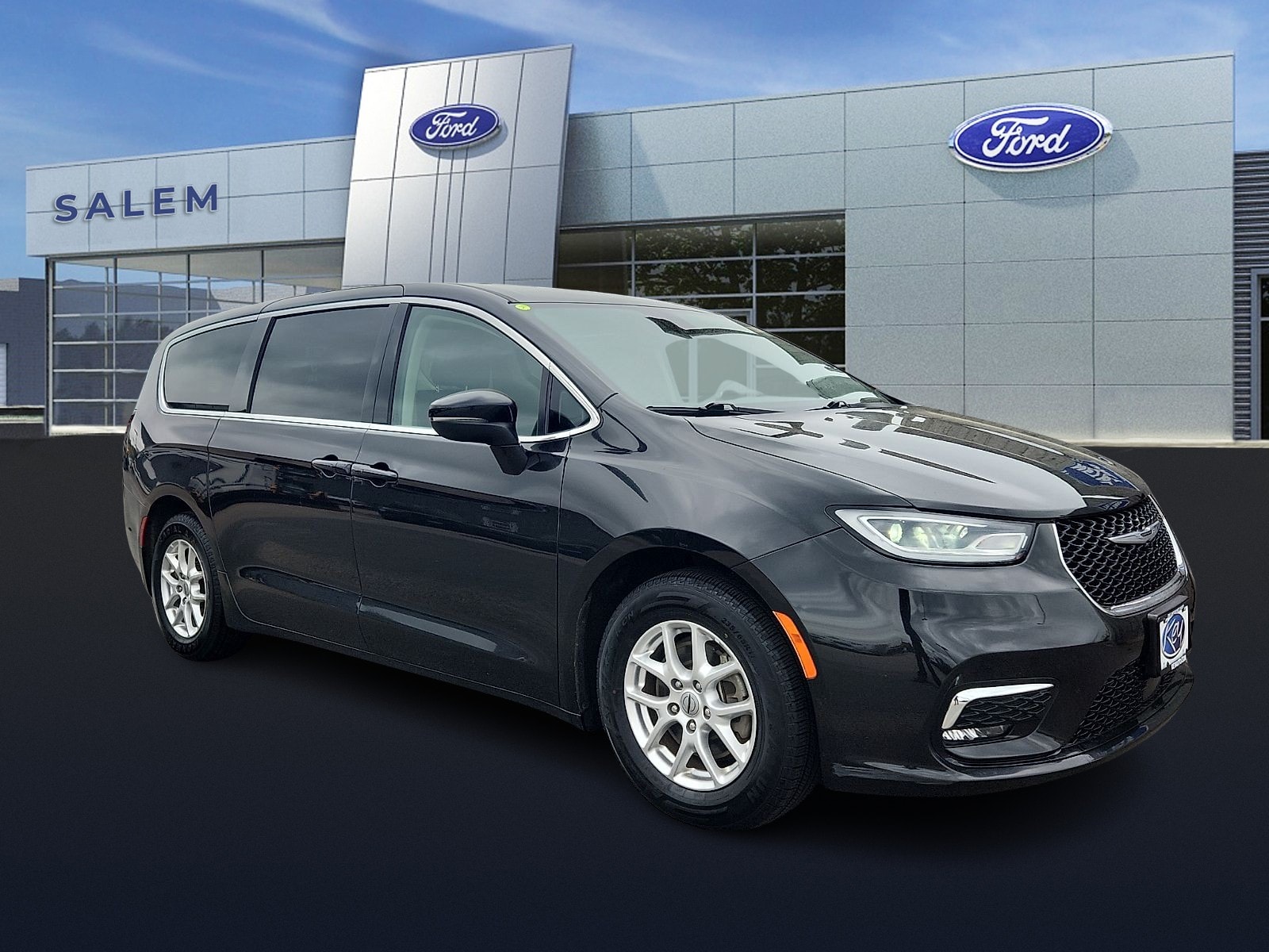 2023 Chrysler Pacifica Touring L's photo