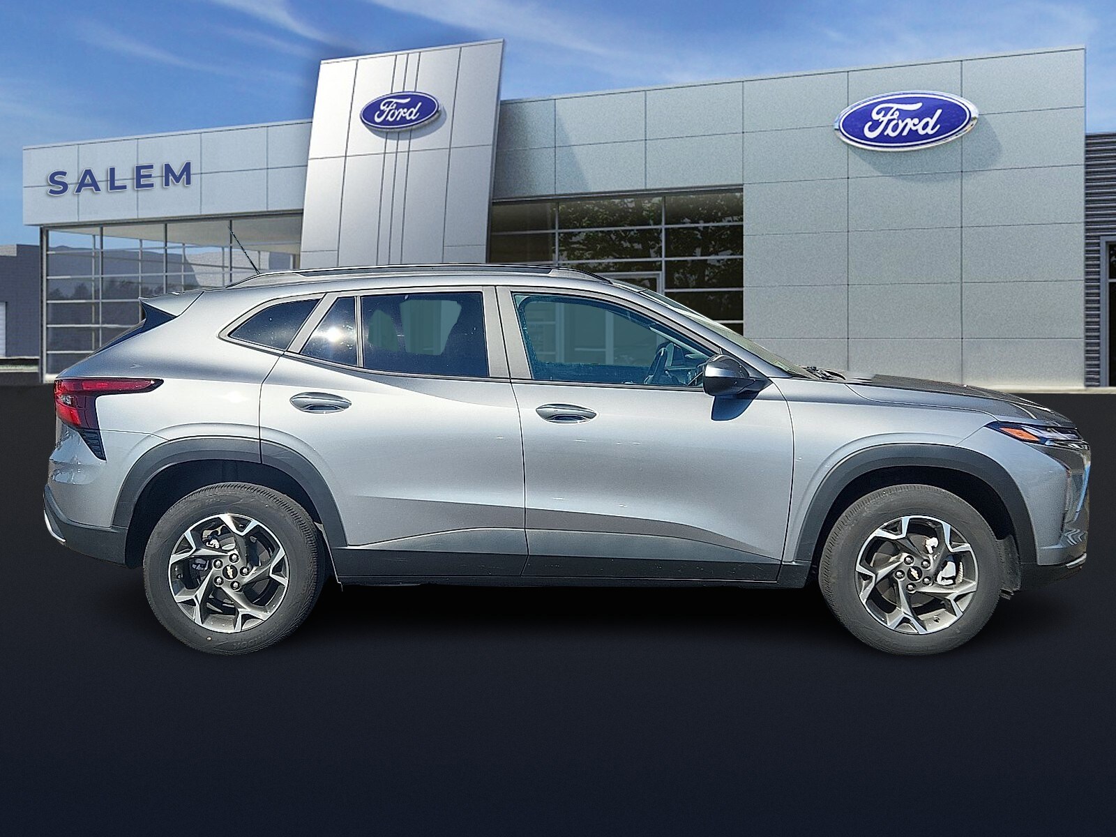 2025 Chevrolet Trax LT photo 2