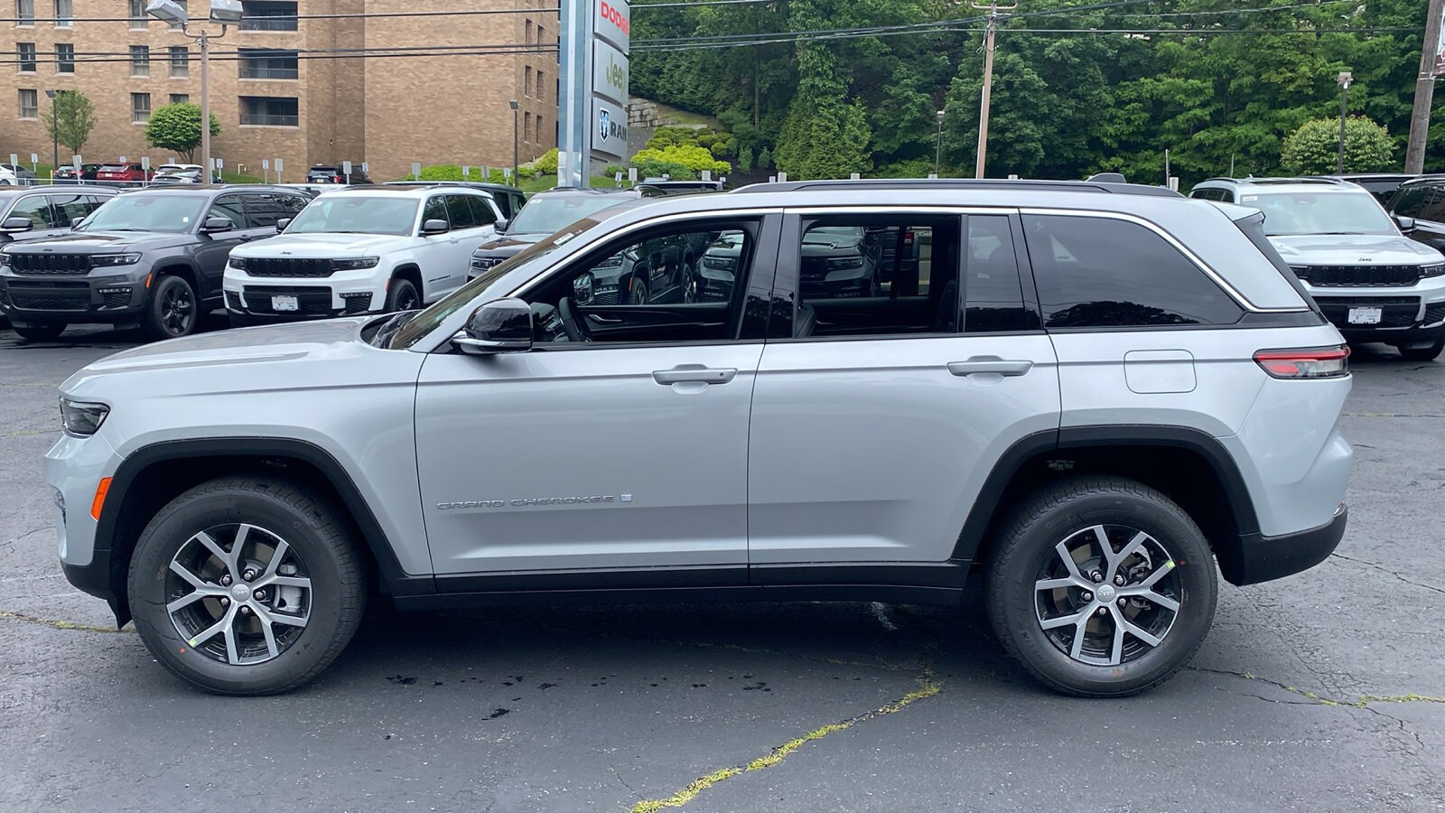 2025 Jeep Grand Cherokee Limited photo 4