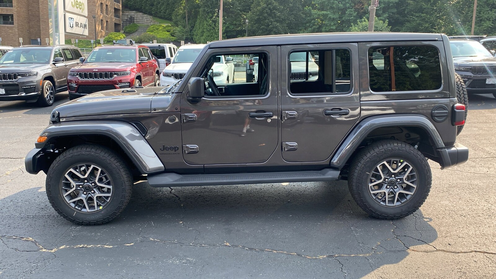 2025 Jeep Wrangler Sahara photo 4
