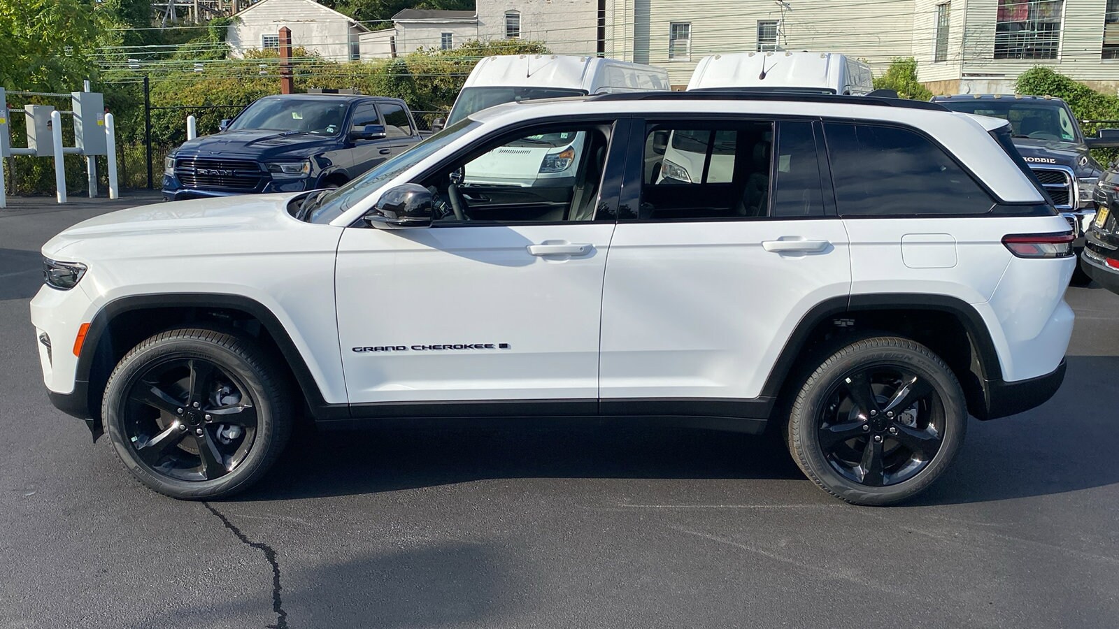 2025 Jeep Grand Cherokee Limited photo 3