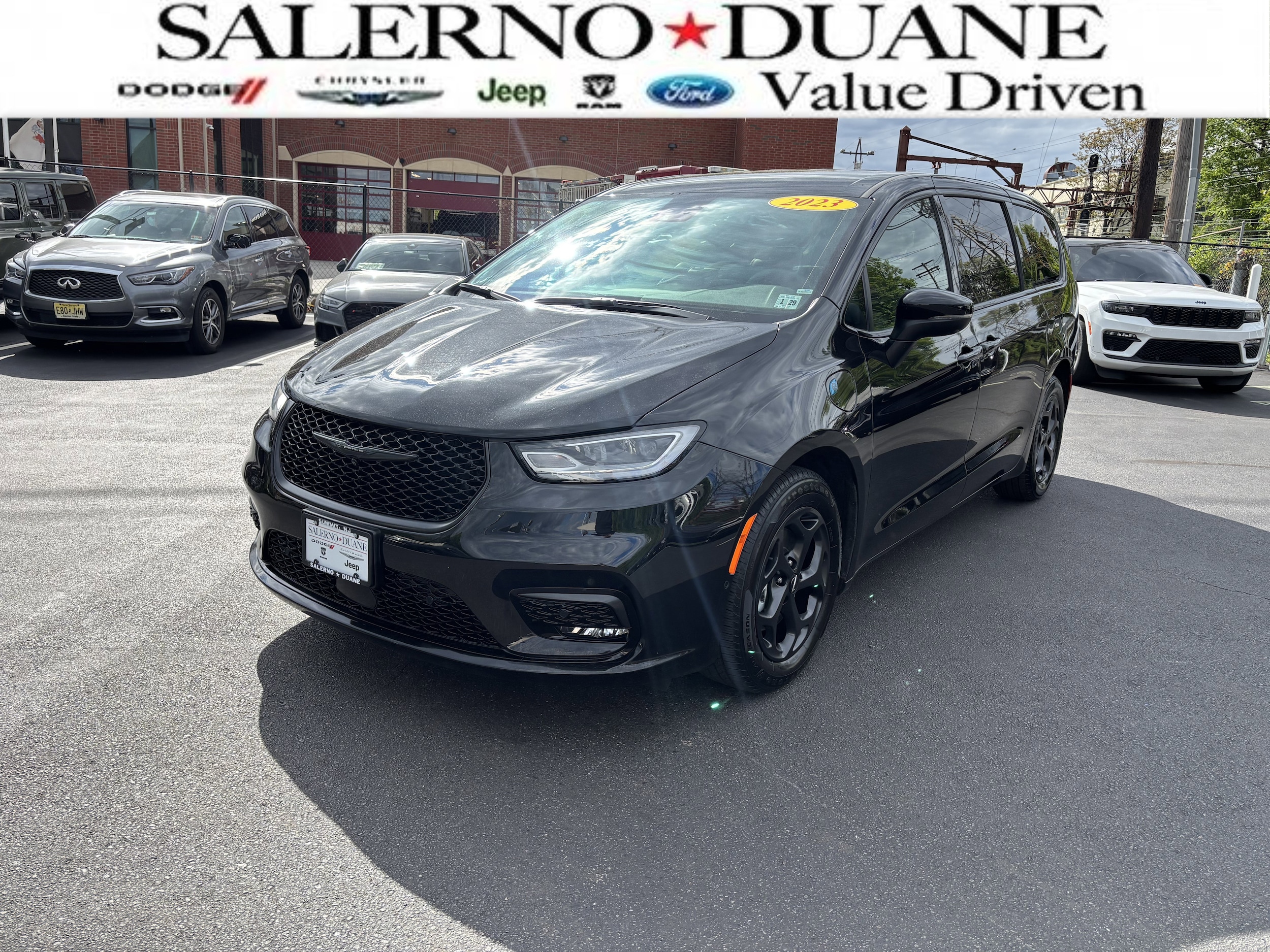 2023 Chrysler Pacifica Hybrid Touring L Hybrid's photo