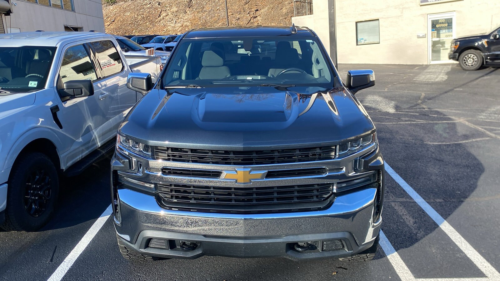 2019 Chevrolet Silverado 1500 LT photo 3