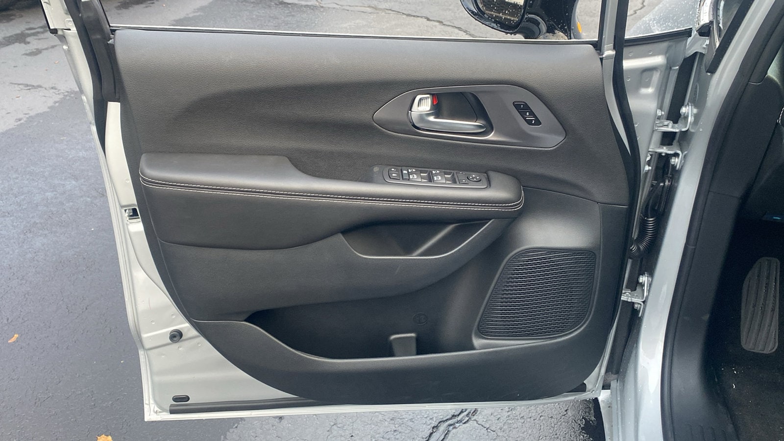 2026 Chrysler Pacifica Select - Photo 6