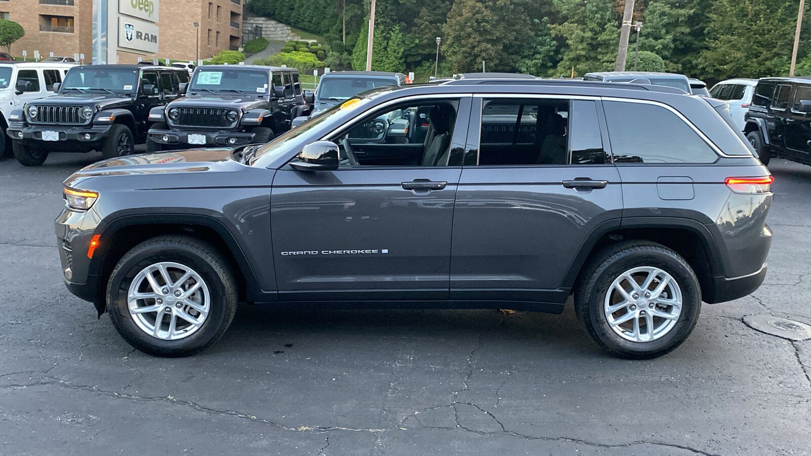 2025 Jeep Grand Cherokee Laredo X photo 3