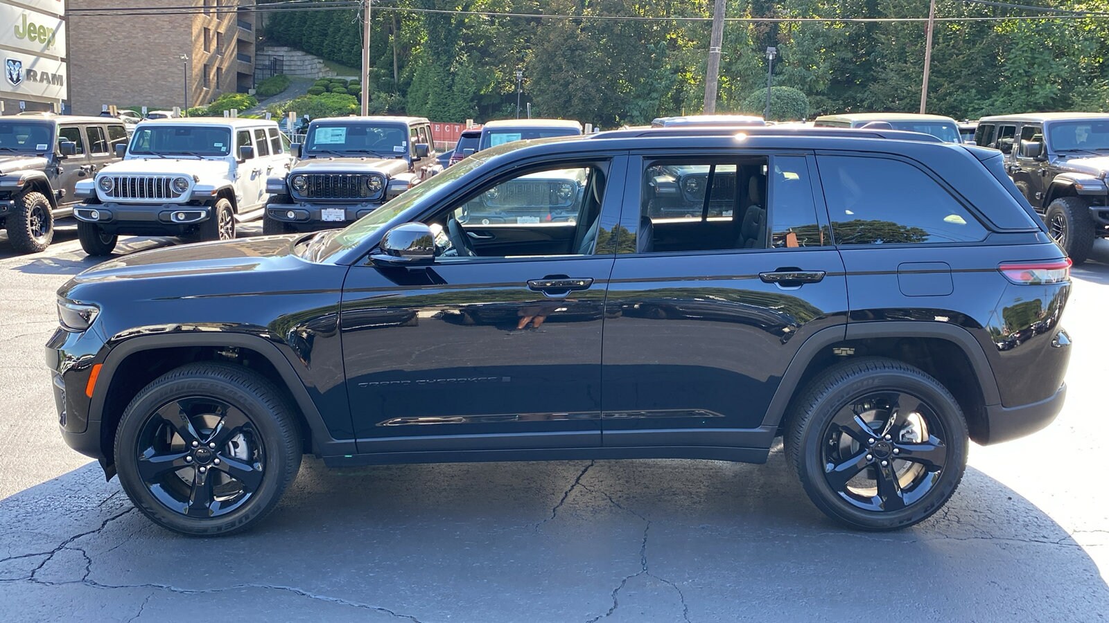 2025 Jeep Grand Cherokee Altitude photo 3