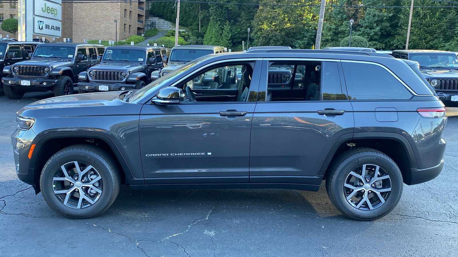 2025 Jeep Grand Cherokee Limited photo 3