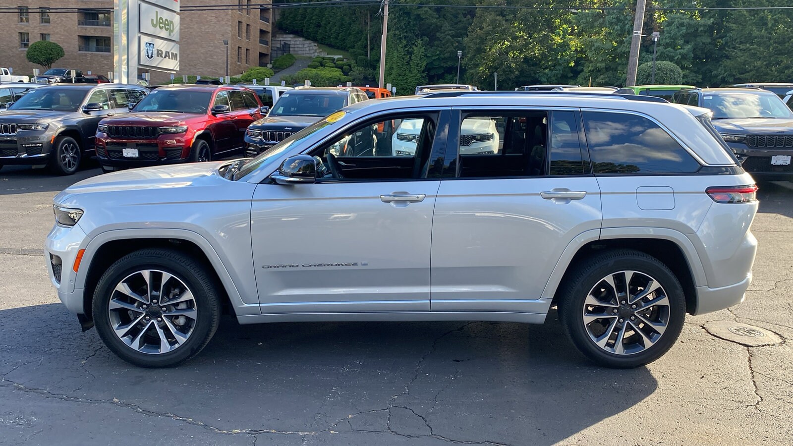 2024 Jeep Grand Cherokee Overland photo 4