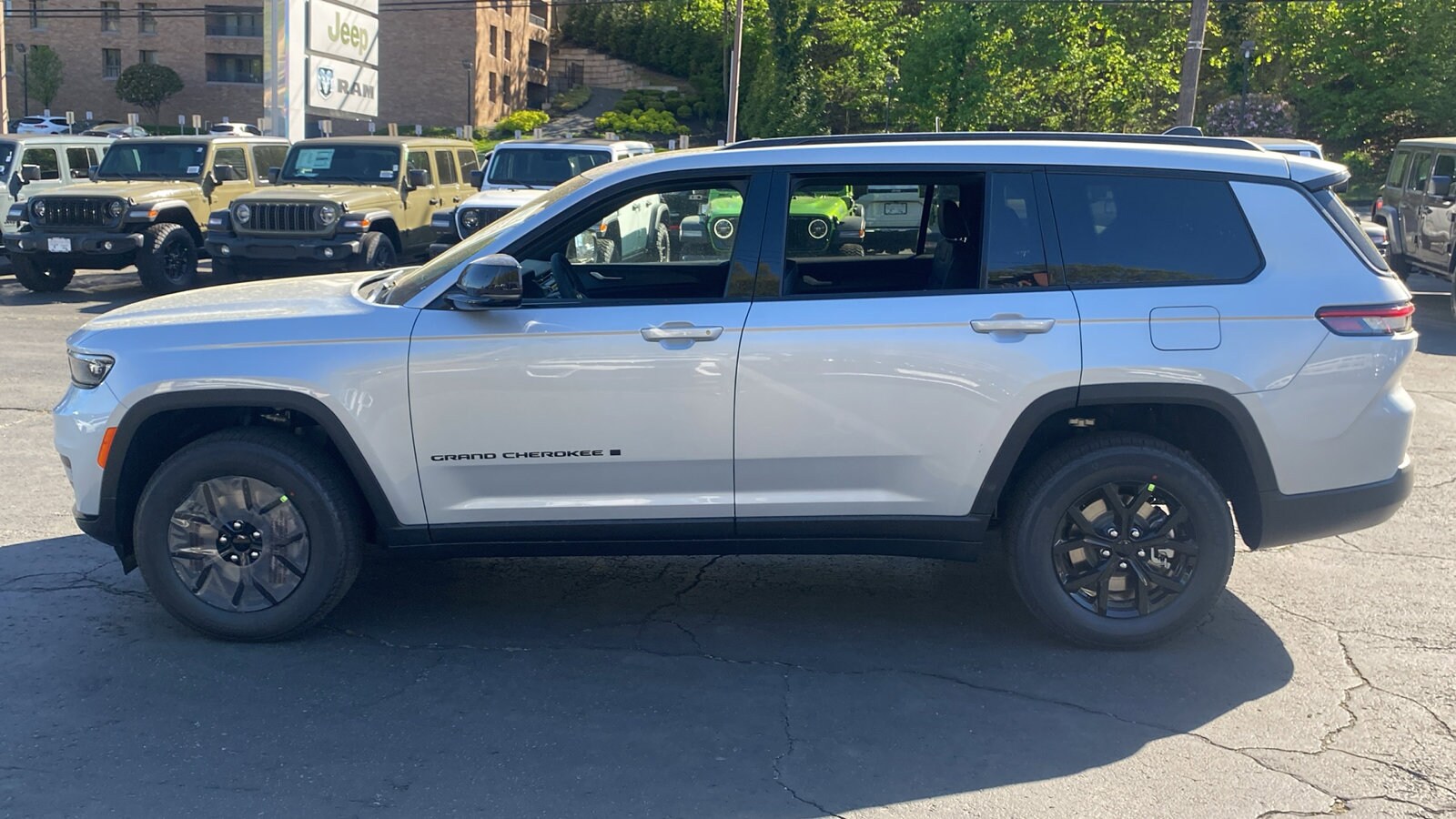 2025 Jeep Grand Cherokee Altitude X photo 4