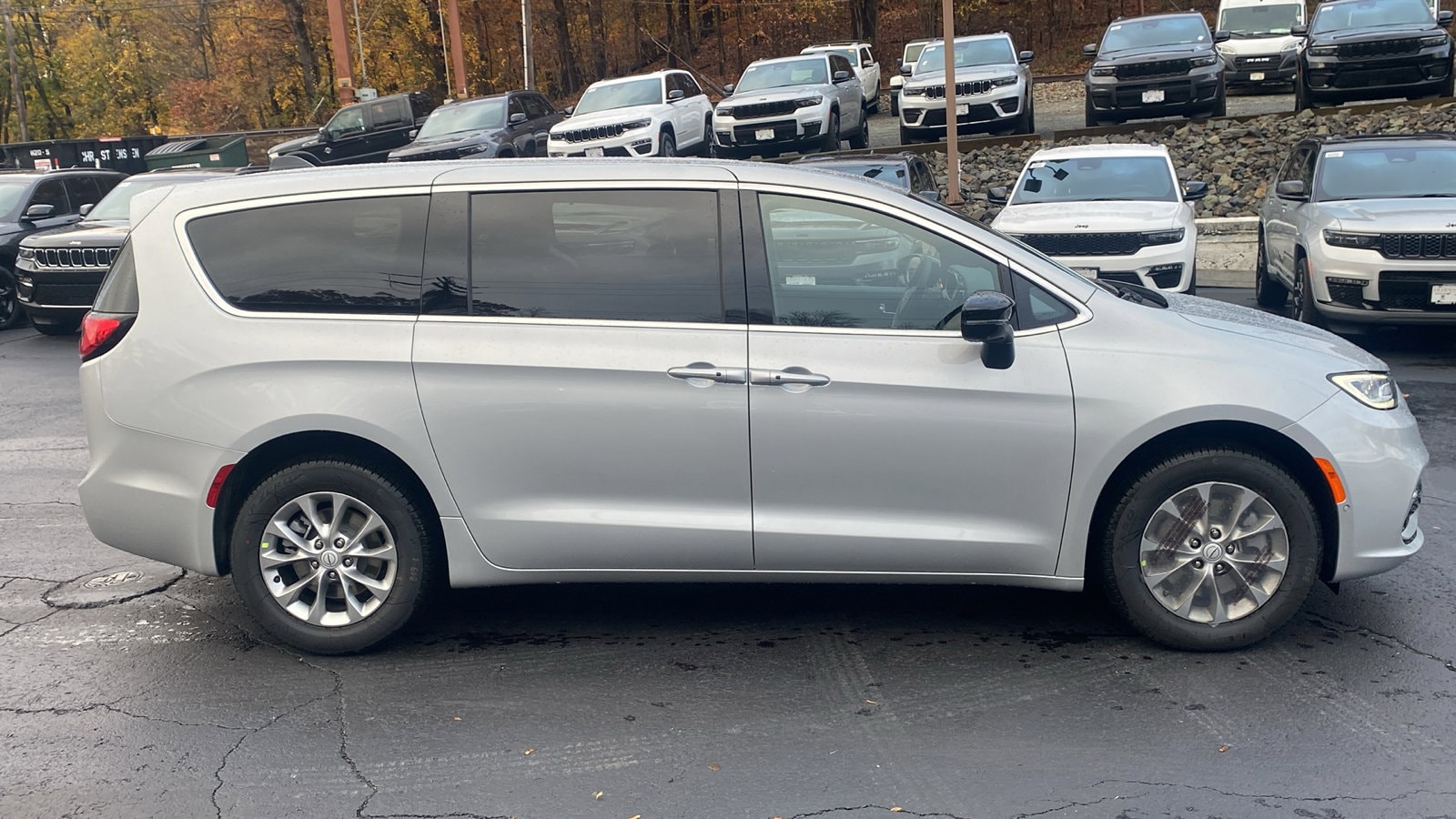 2026 Chrysler Pacifica Select - Photo 28