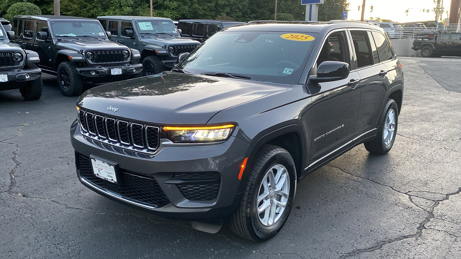 2025 Jeep Grand Cherokee Laredo X photo 2