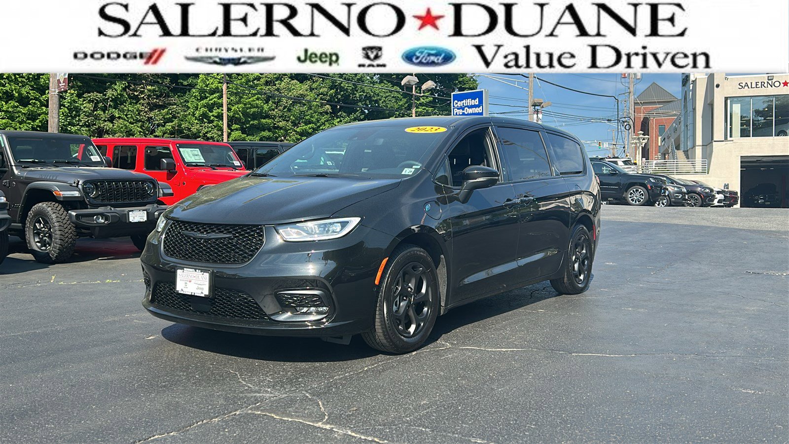 2023 Chrysler Pacifica Hybrid Touring L Hybrid's photo