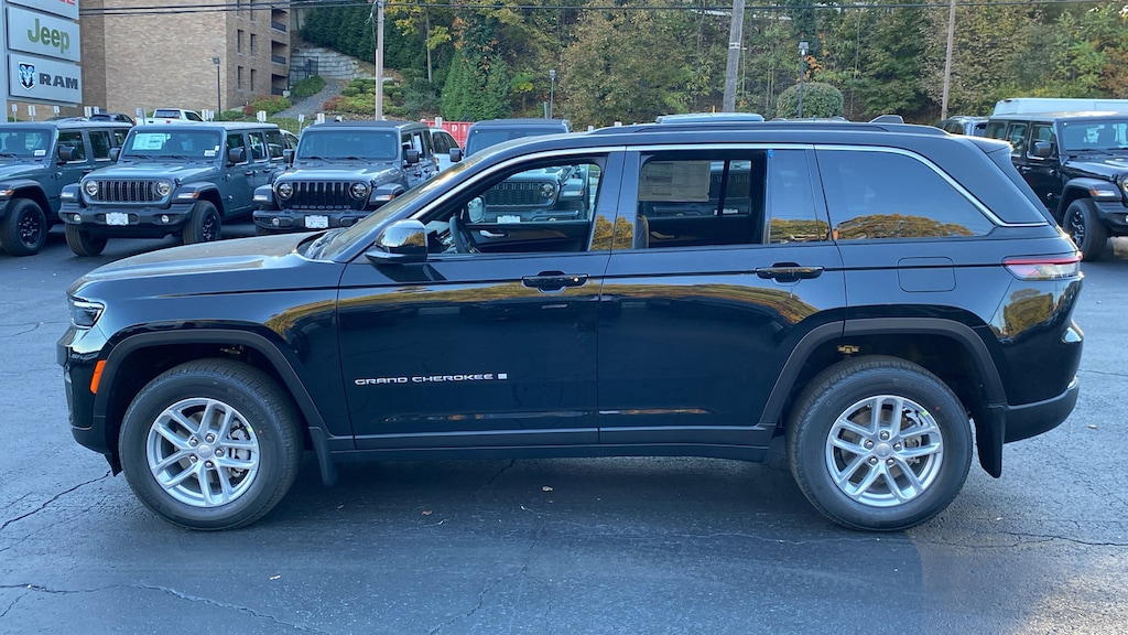New 2025 Jeep Grand Cherokee LAREDO X 4X4 Sport Utility