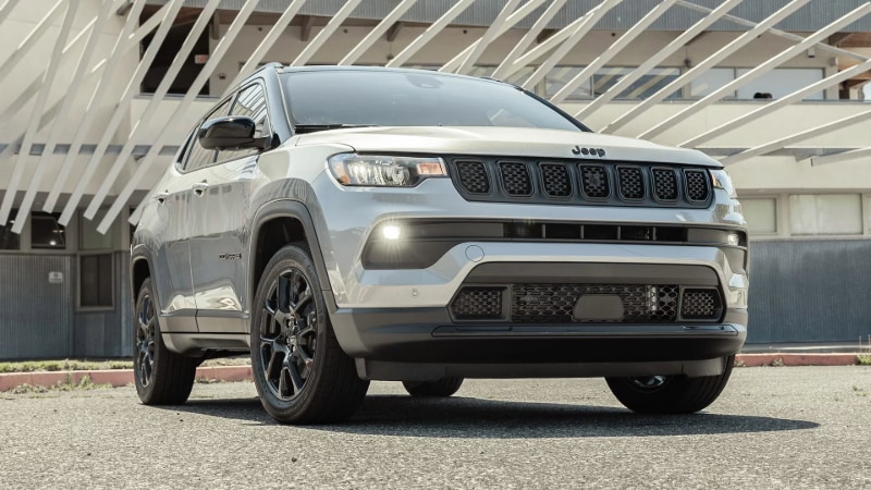 004-2024-Jeep-Compass-Altitude-4X4-front-view (1) (1) (1).jpg