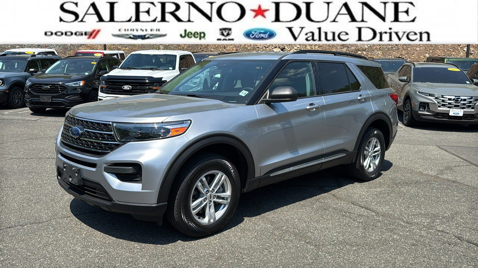 2023 Ford Explorer XLT 4WD's photo