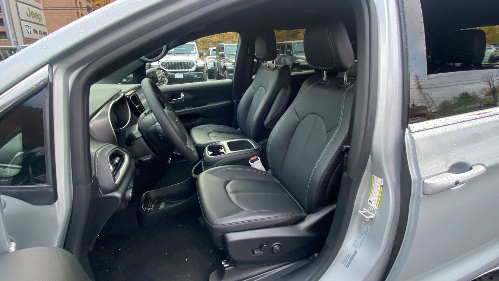 2026 Chrysler Pacifica Select - Photo 17