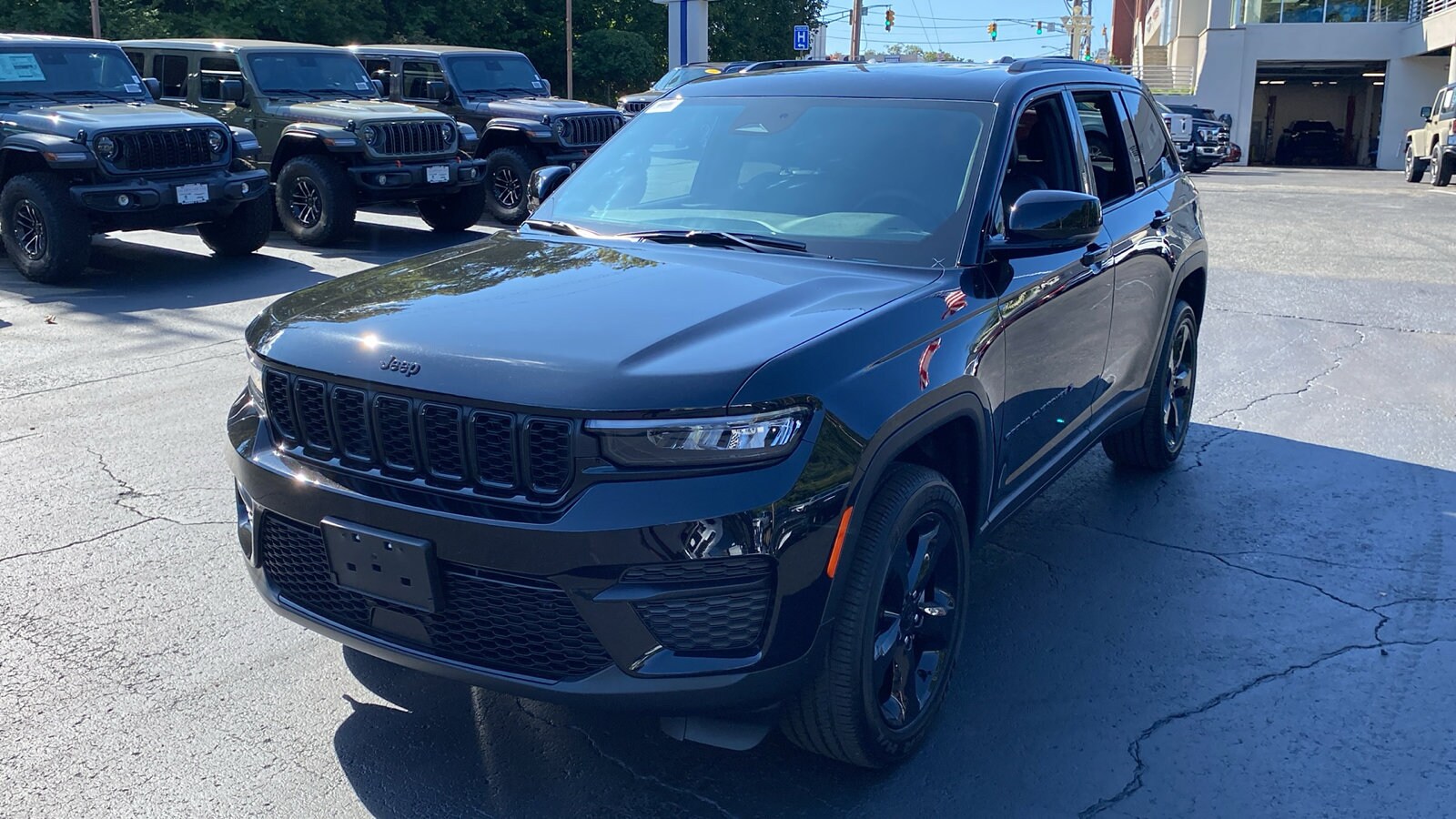 2025 Jeep Grand Cherokee Altitude photo 2