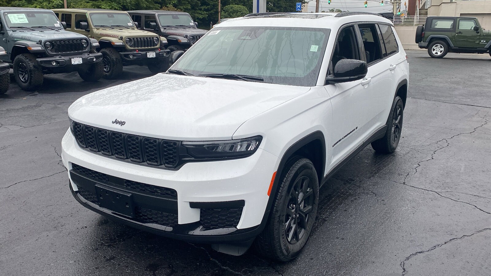 2025 Jeep Grand Cherokee Altitude photo 3