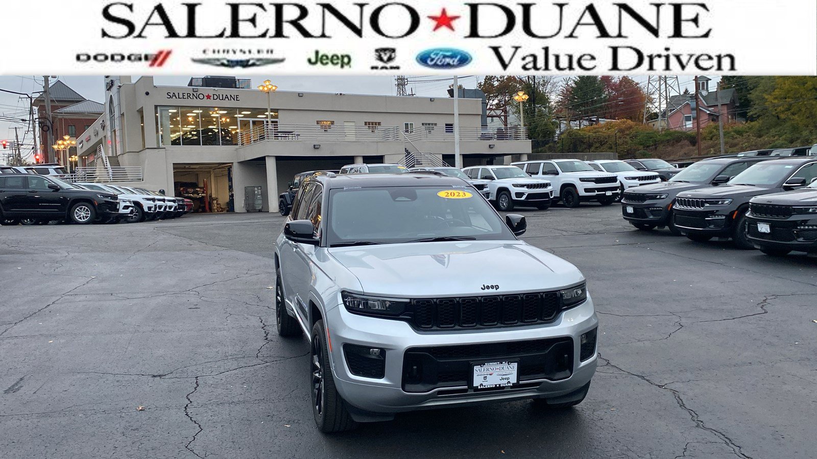 2023 Jeep Grand Cherokee Overland 4xe's photo