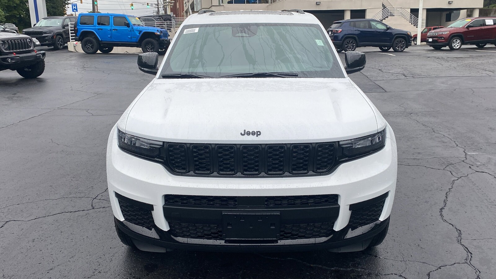 2025 Jeep Grand Cherokee Altitude photo 2