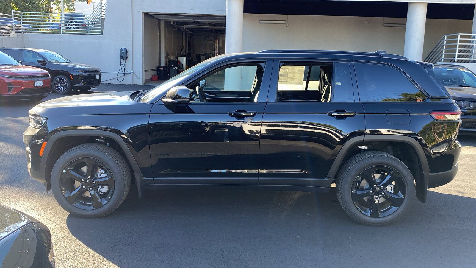 2025 Jeep Grand Cherokee Limited photo 2
