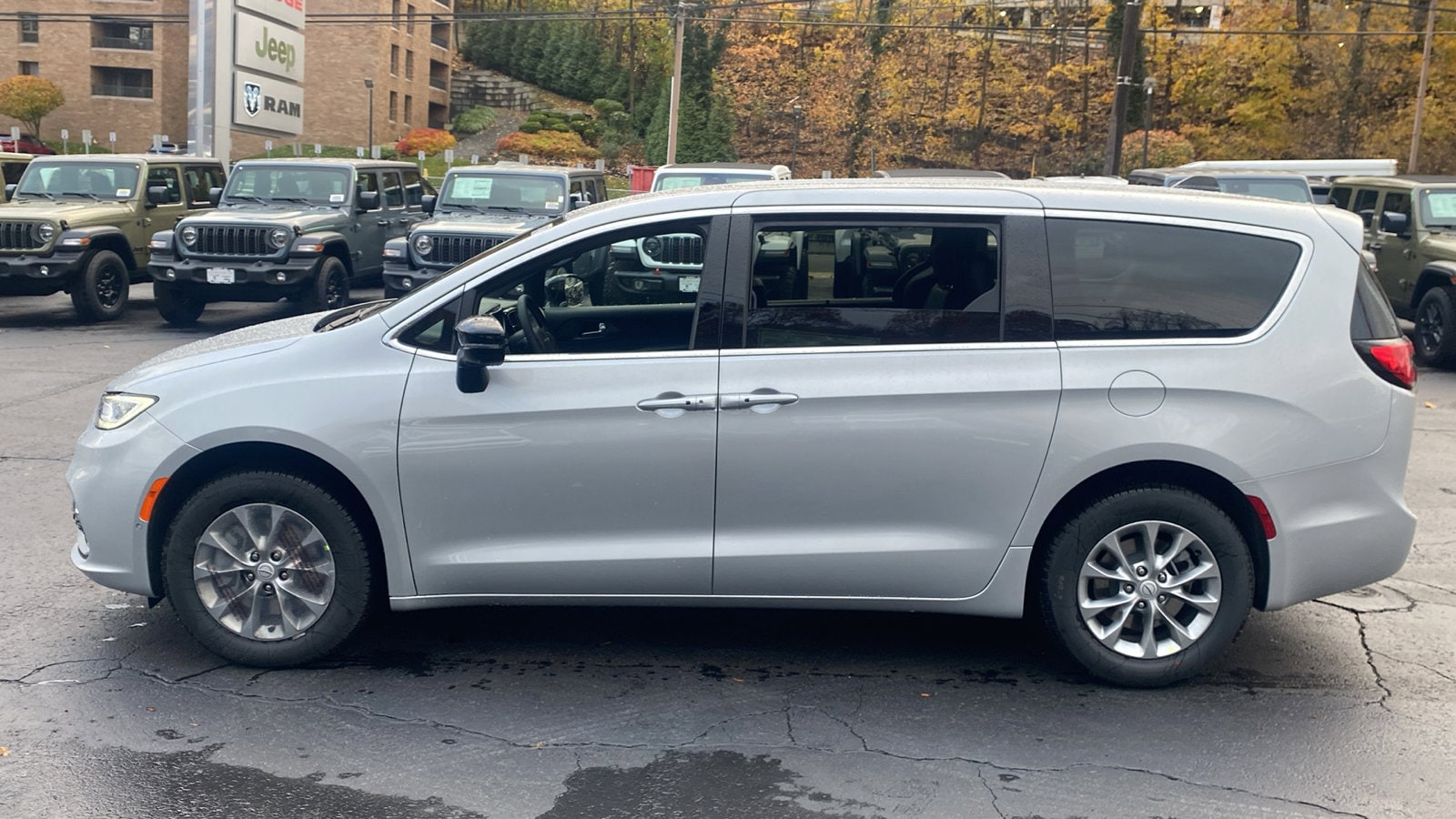 2026 Chrysler Pacifica Select - Photo 4