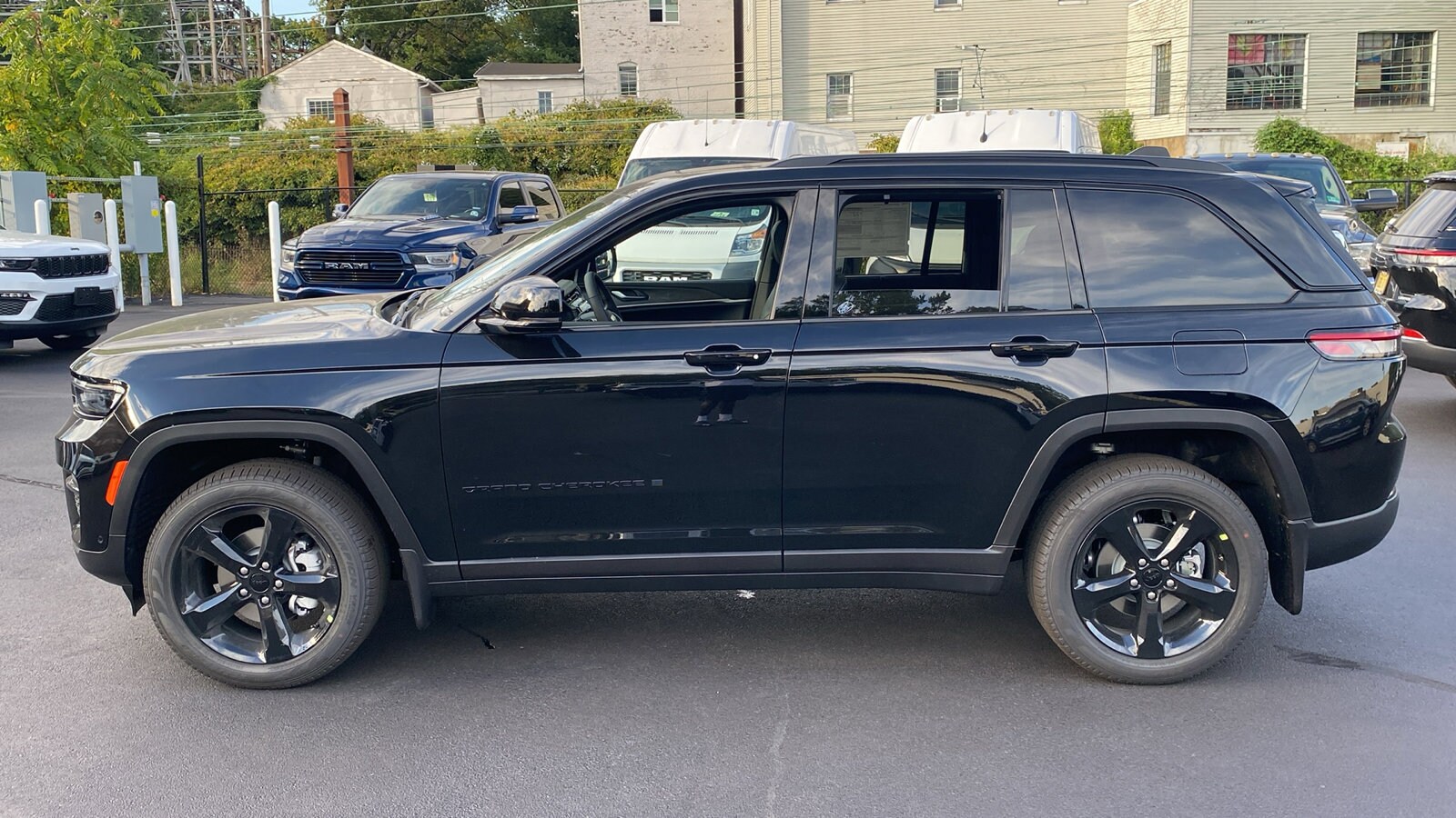 2025 Jeep Grand Cherokee Limited photo 2