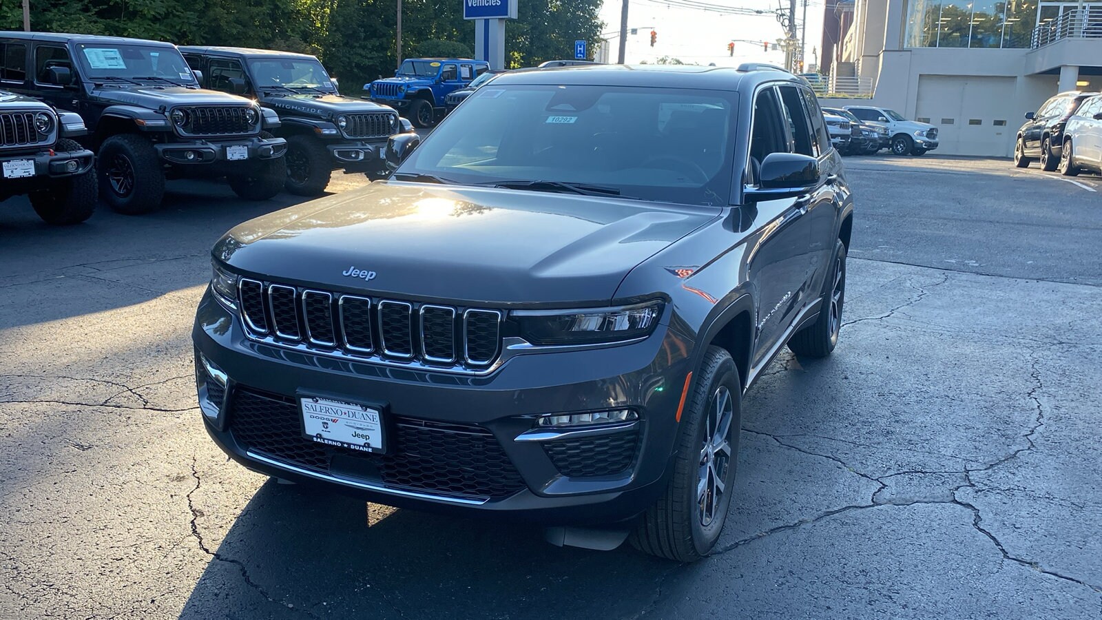 2025 Jeep Grand Cherokee Limited photo 2