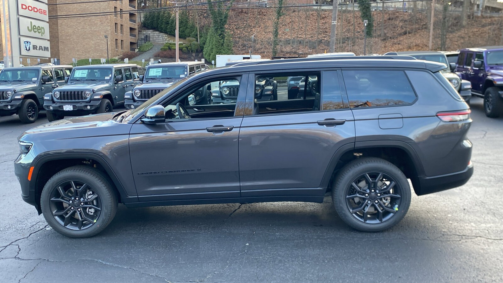 2025 Jeep Grand Cherokee Limited photo 3