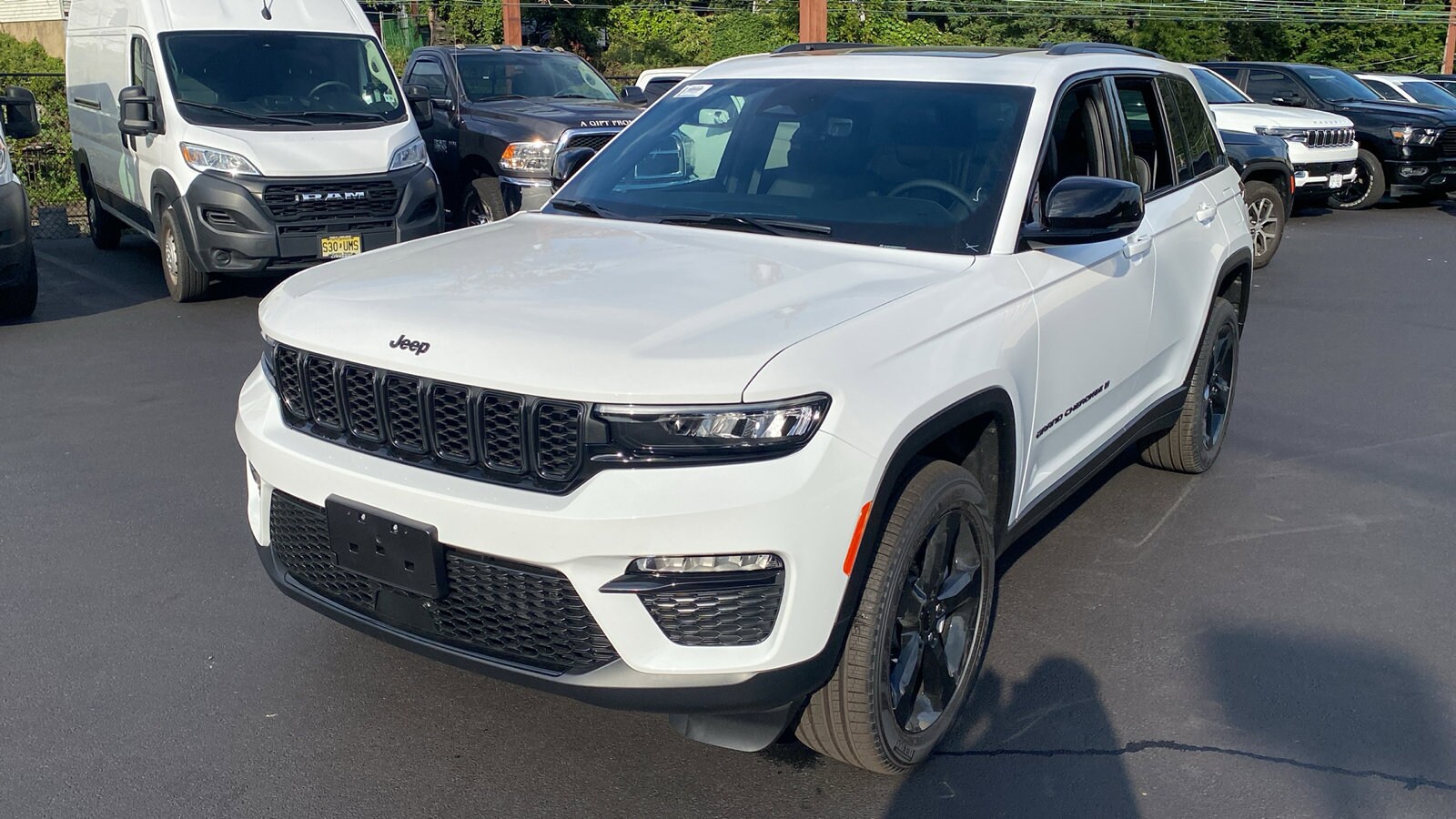2025 Jeep Grand Cherokee Limited photo 2