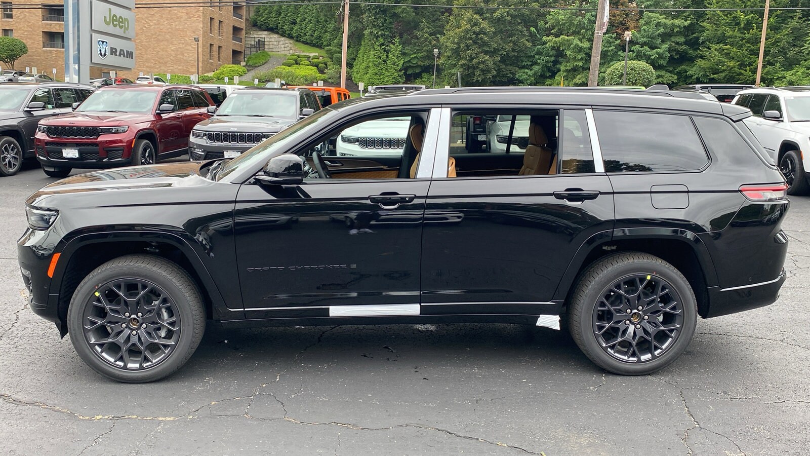 2025 Jeep Grand Cherokee L Summit photo 2