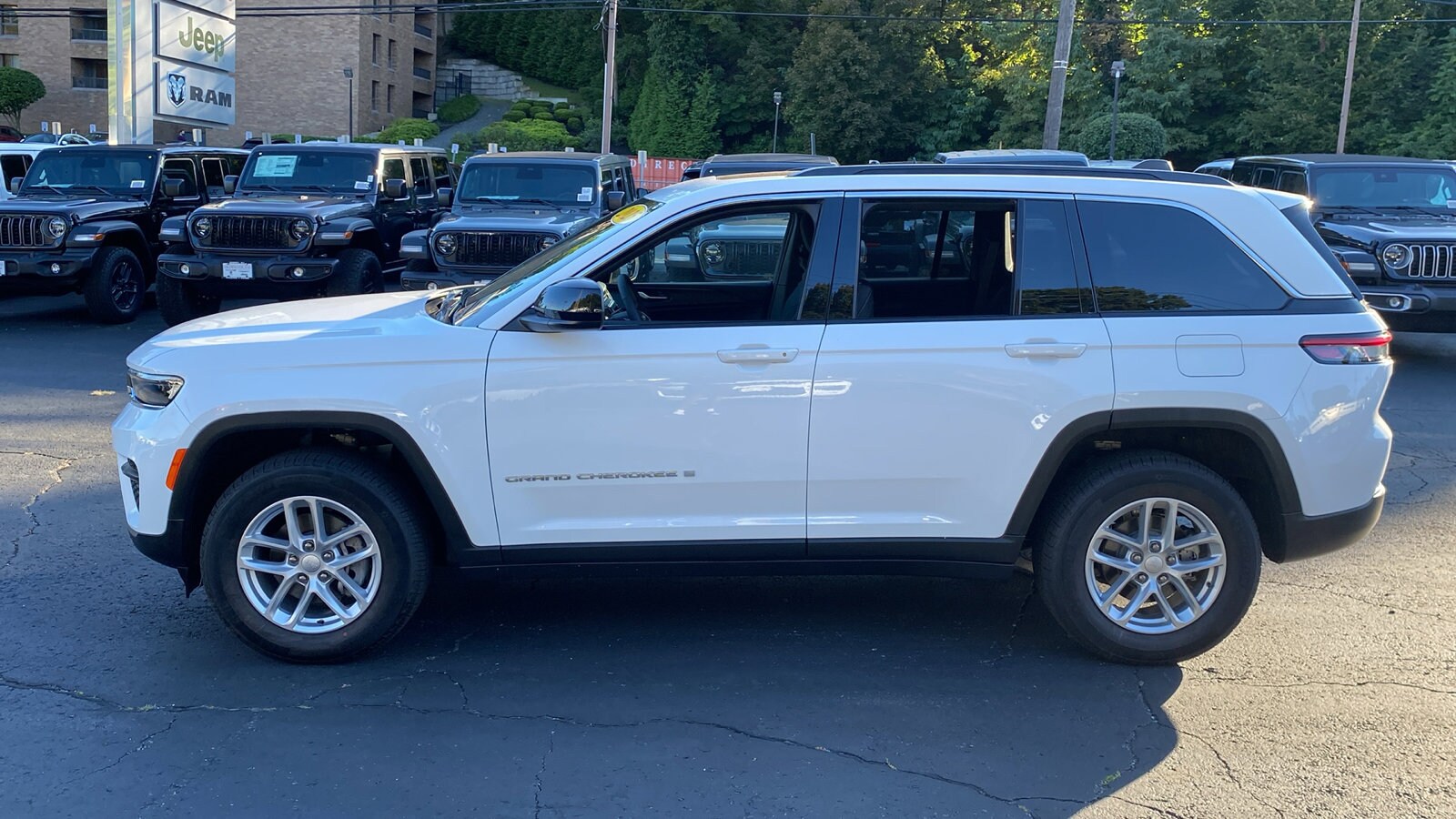 2025 Jeep Grand Cherokee Laredo X photo 2